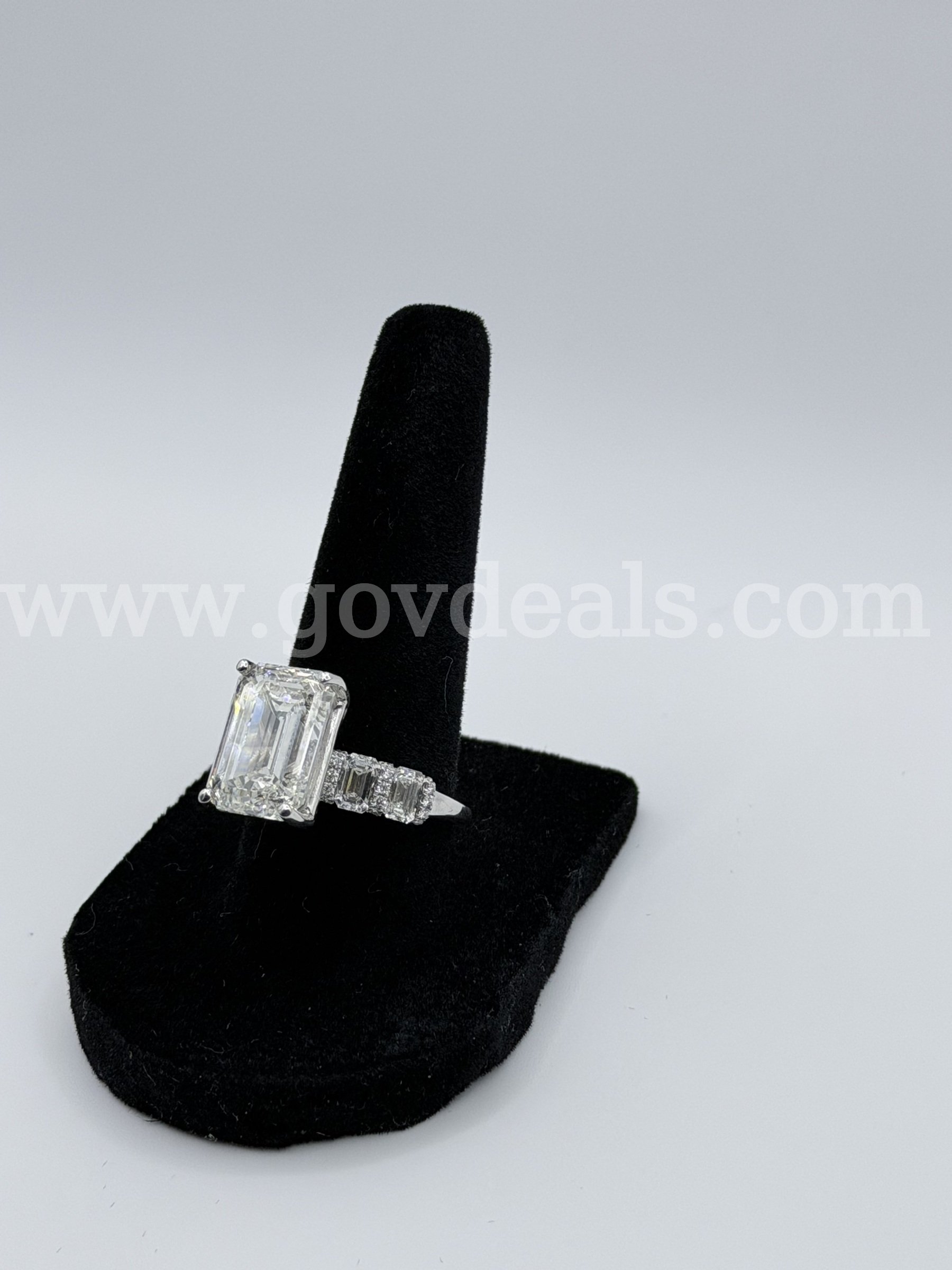 New 18K white gold 10.21 carat engagement ring Jared’s  Government Surplus Auction - Photo #3