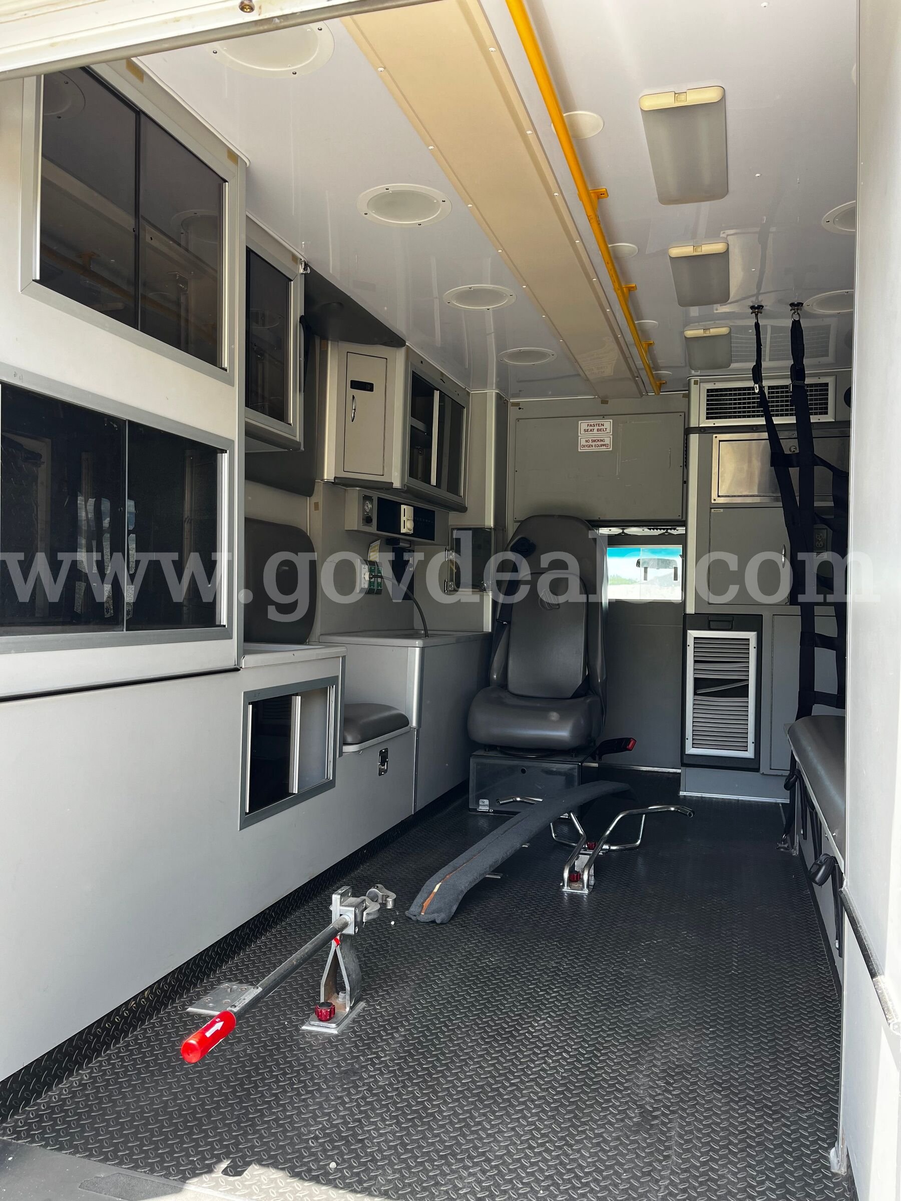 2013 Ford Econoline E-350 Super Duty Type III Ambulance Ford E-350 Government Surplus Auction - Photo #4