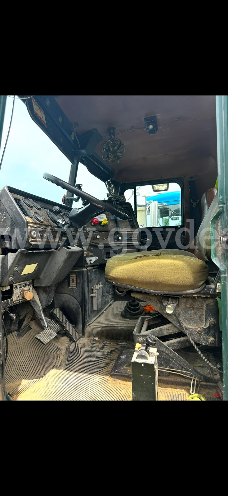 1994 Freightliner FLD120 Freightliner FLD120 Government Surplus Auction - Photo #5