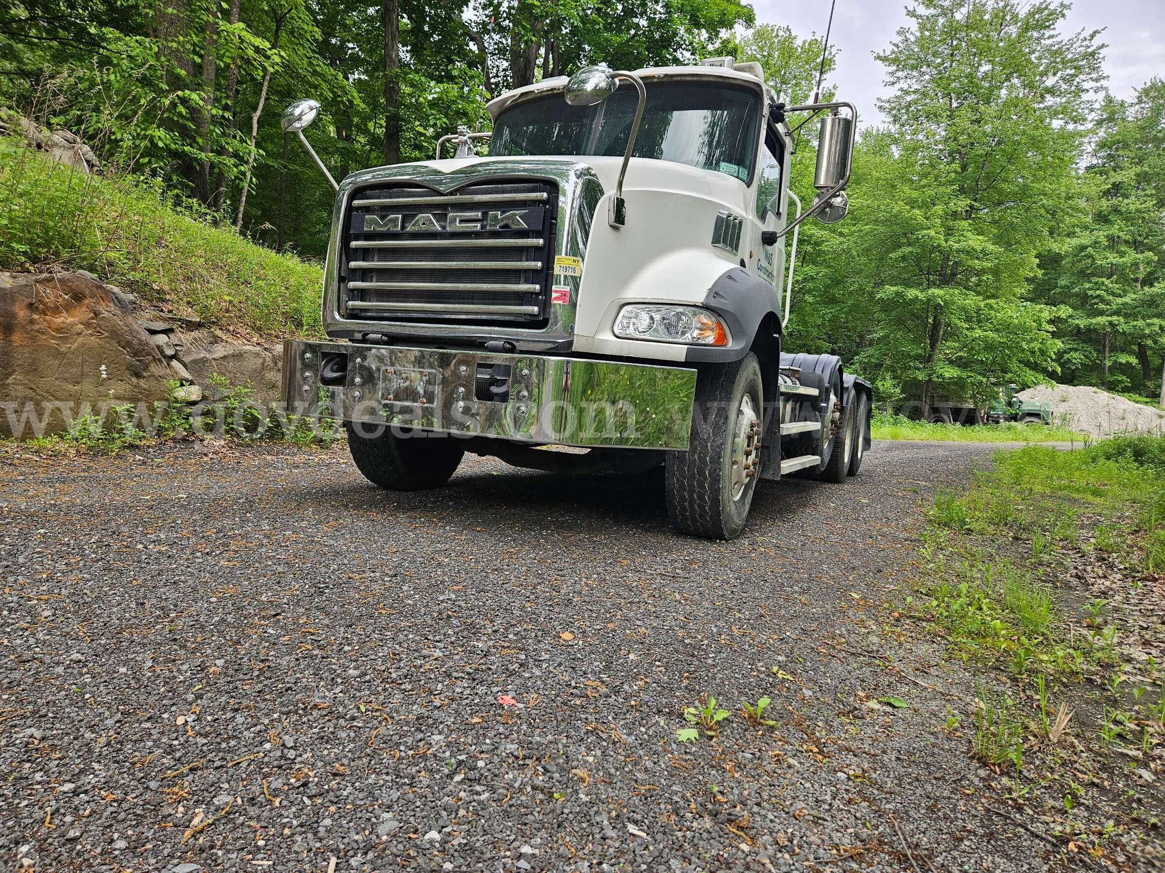 2013 Mack GU813 Tri Axle Day Cab Mack GU813 Government Surplus Auction - Primary Photo