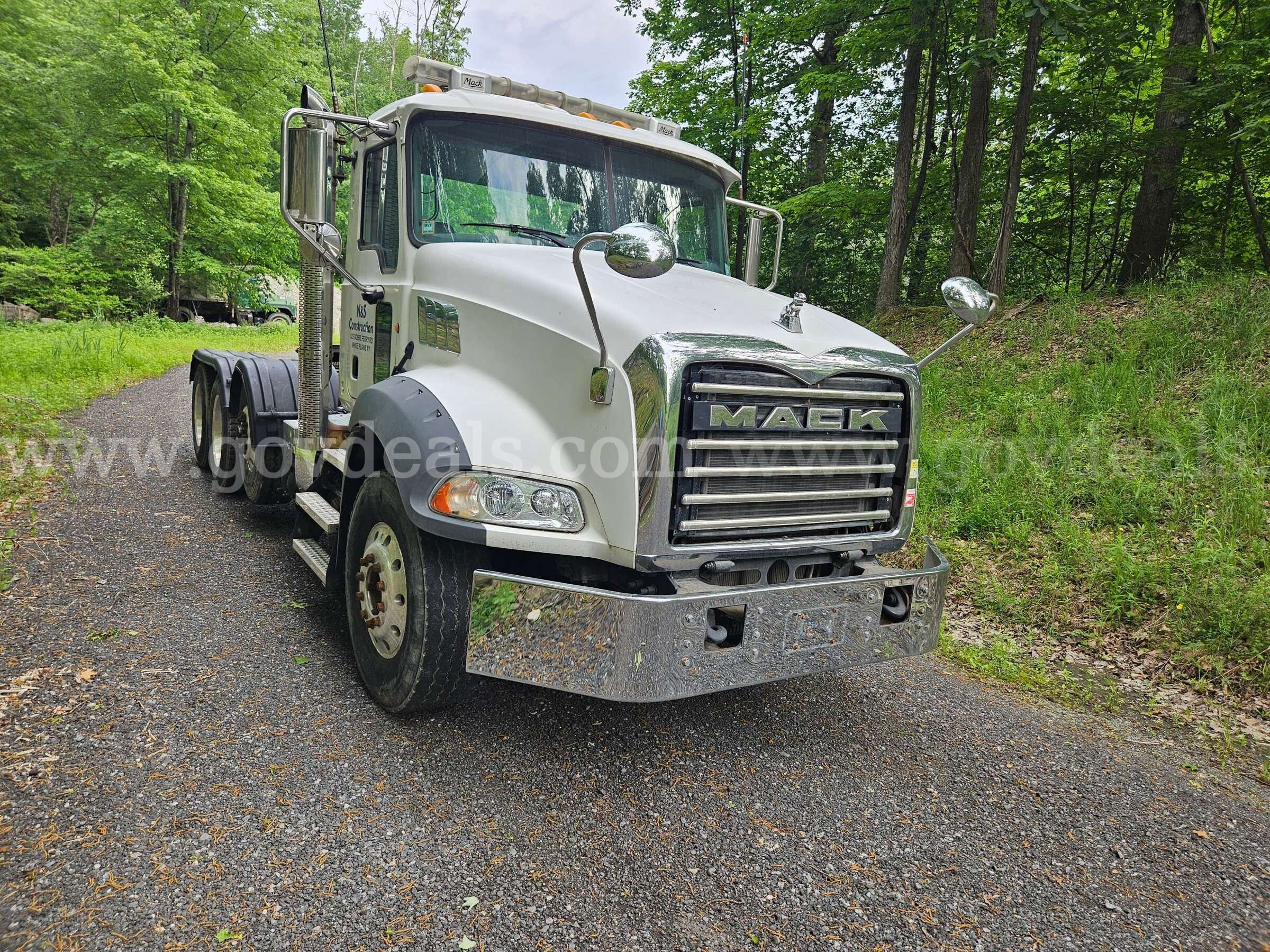 2013 Mack GU813 Tri Axle Day Cab Mack GU813 Government Surplus Auction - Photo #3