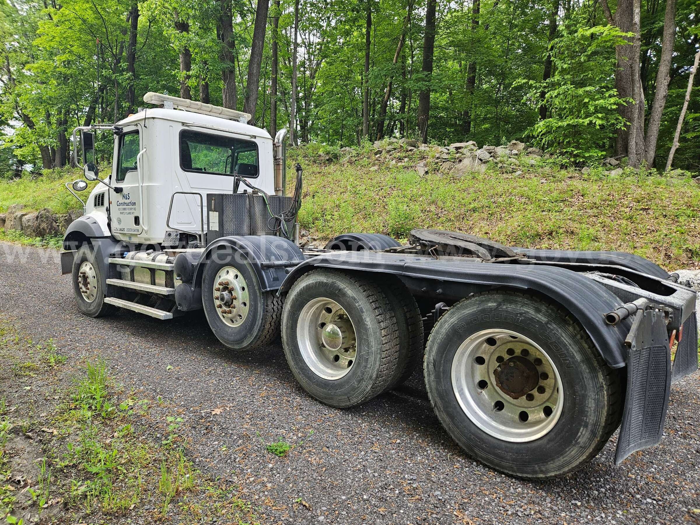 2013 Mack GU813 Tri Axle Day Cab Mack GU813 Government Surplus Auction - Photo #6