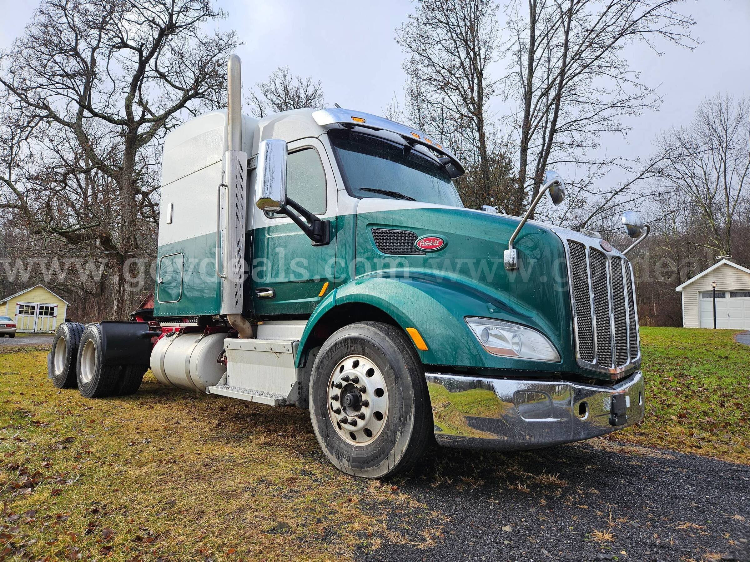 2017 Peterbilt 579 Mid Roof Sleeper Tractor