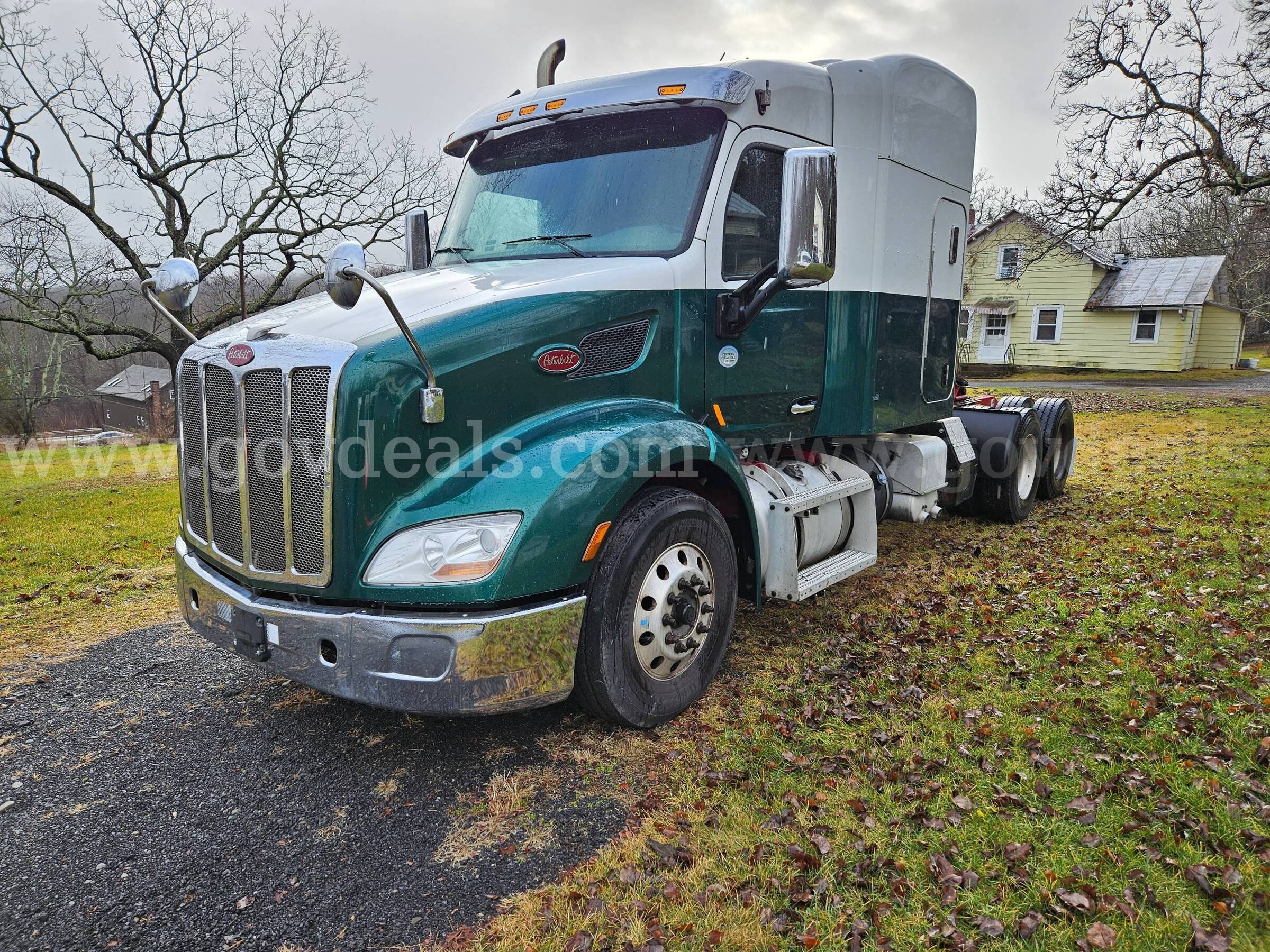 2017 Peterbilt 579 Mid Roof Sleeper Tractor Peterbilt 579 Government Surplus Auction - Photo #3