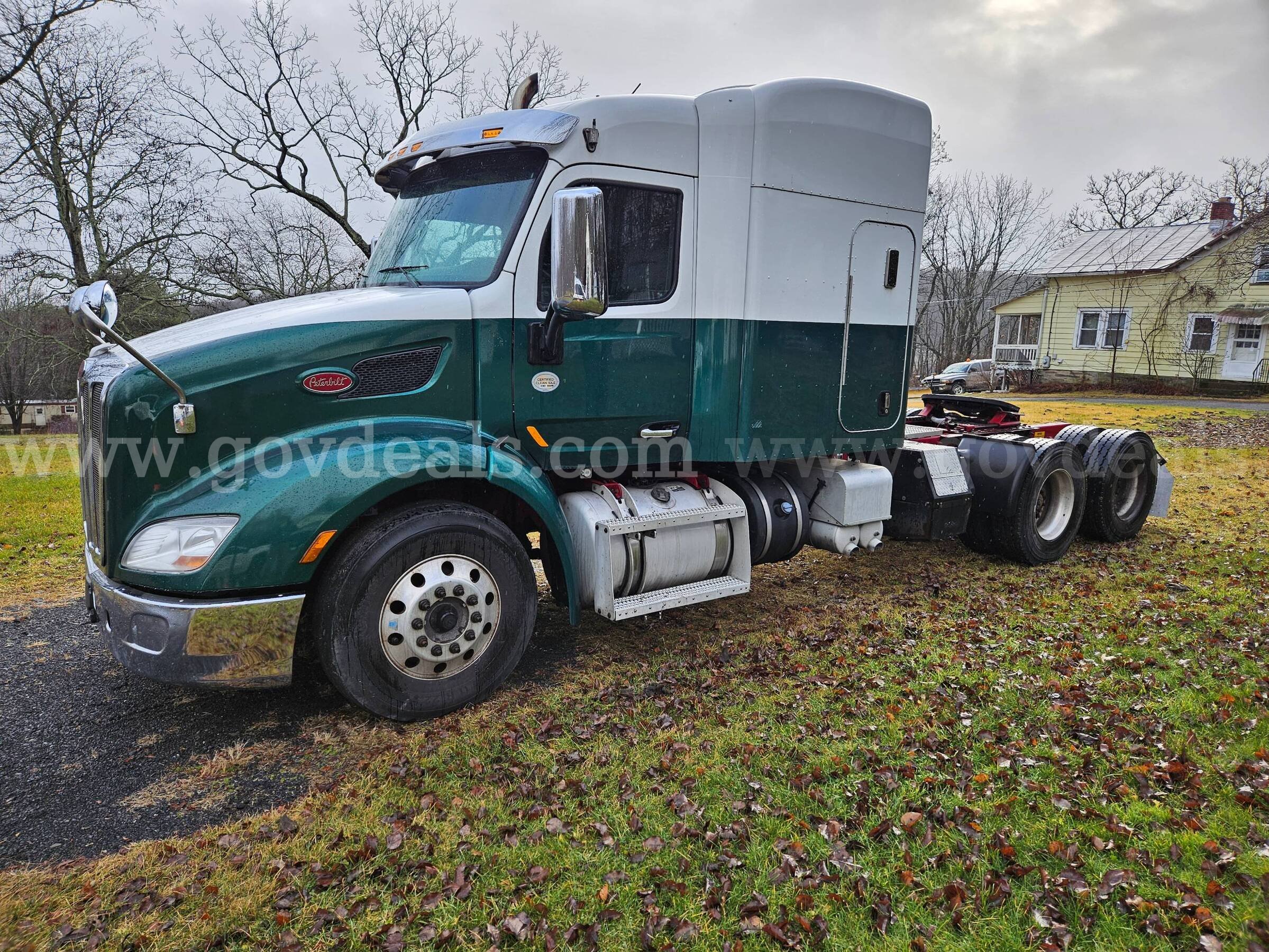 2017 Peterbilt 579 Mid Roof Sleeper Tractor Peterbilt 579 Government Surplus Auction - Photo #4