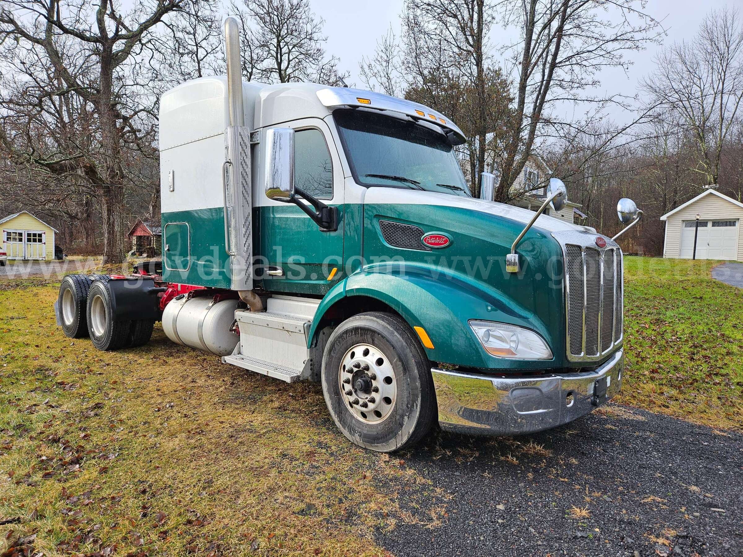 2017 Peterbilt 579 Mid Roof Sleeper Tractor Peterbilt 579 Government Surplus Auction - Photo #5