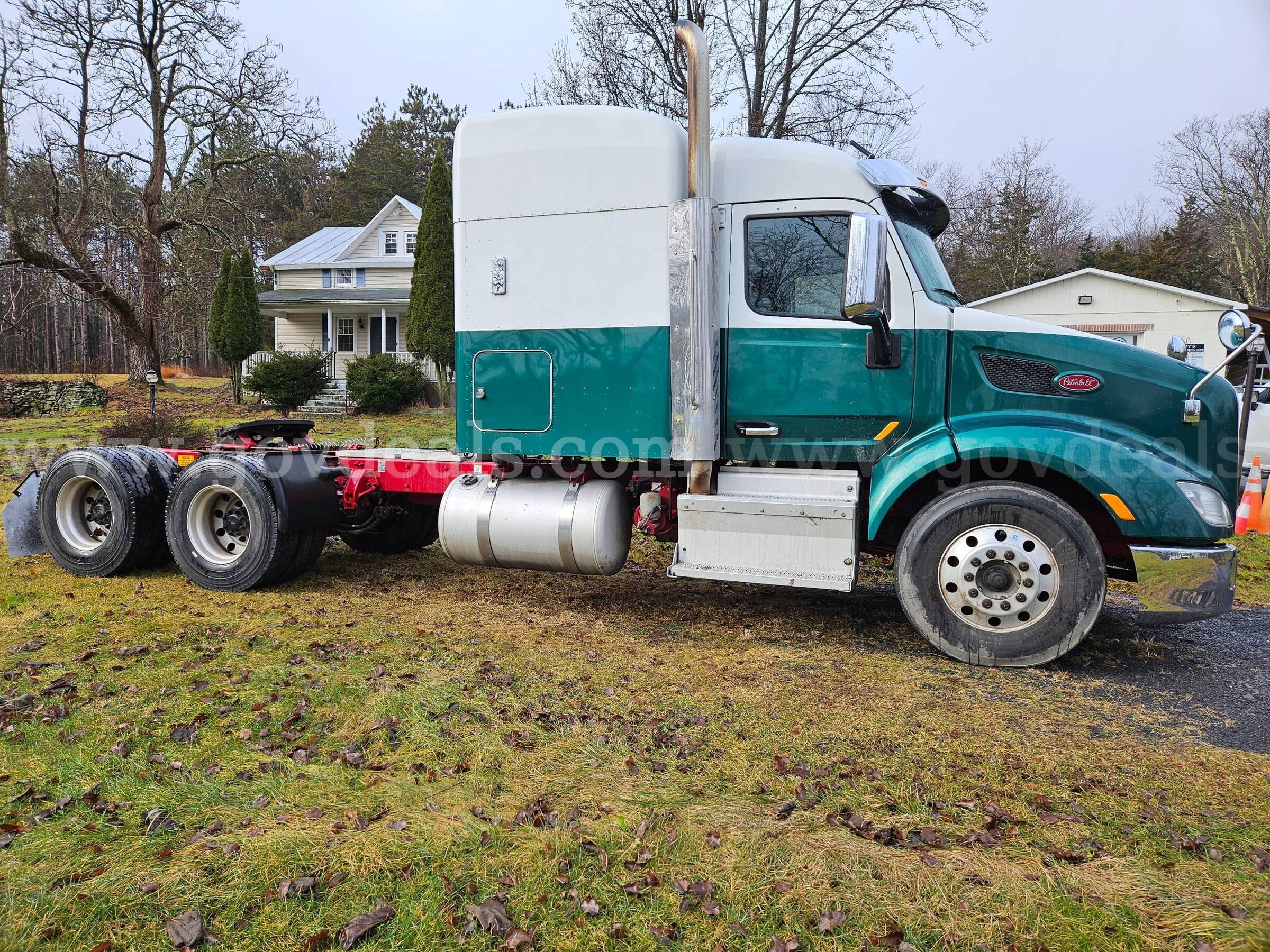 2017 Peterbilt 579 Mid Roof Sleeper Tractor Peterbilt 579 Government Surplus Auction - Photo #6