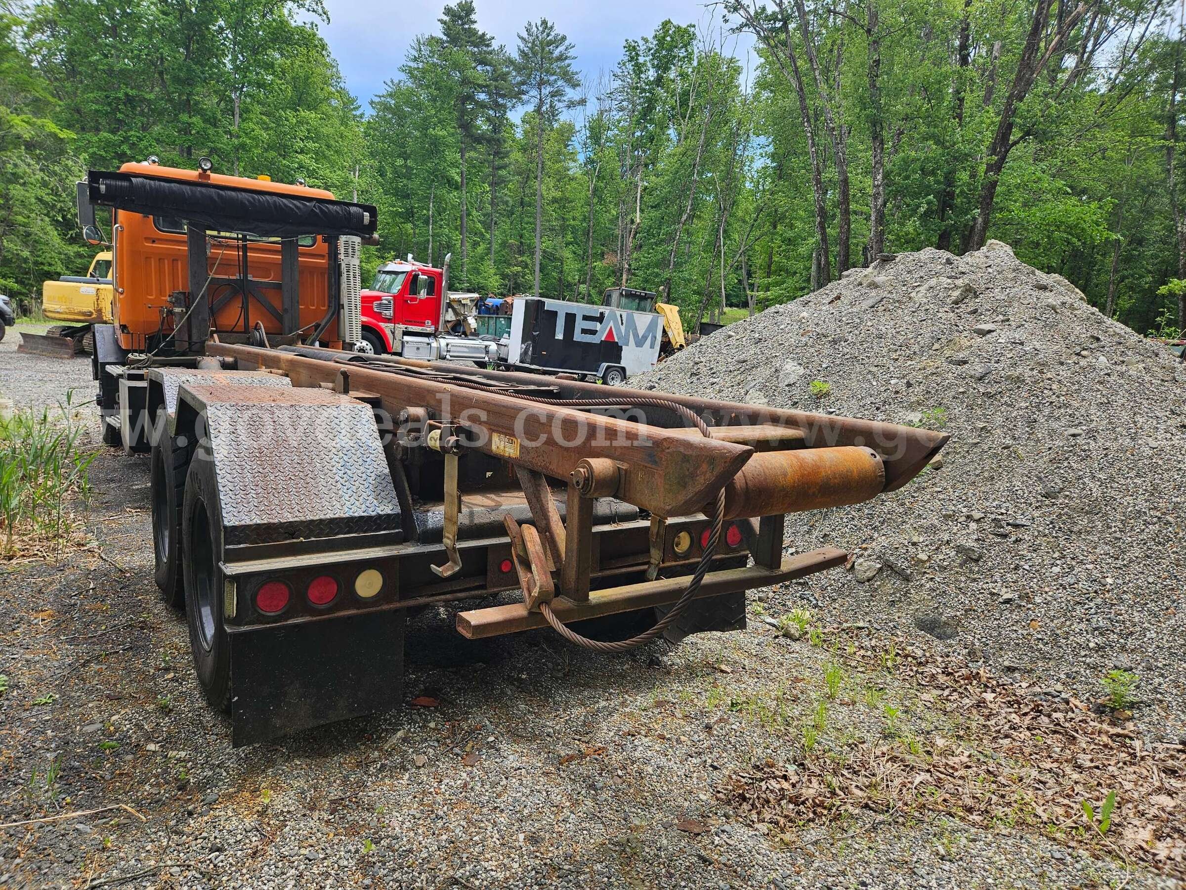 1990 Autocar Tandem Axle Rolloff Truck Autocar ACL Government Surplus Auction - Photo #6