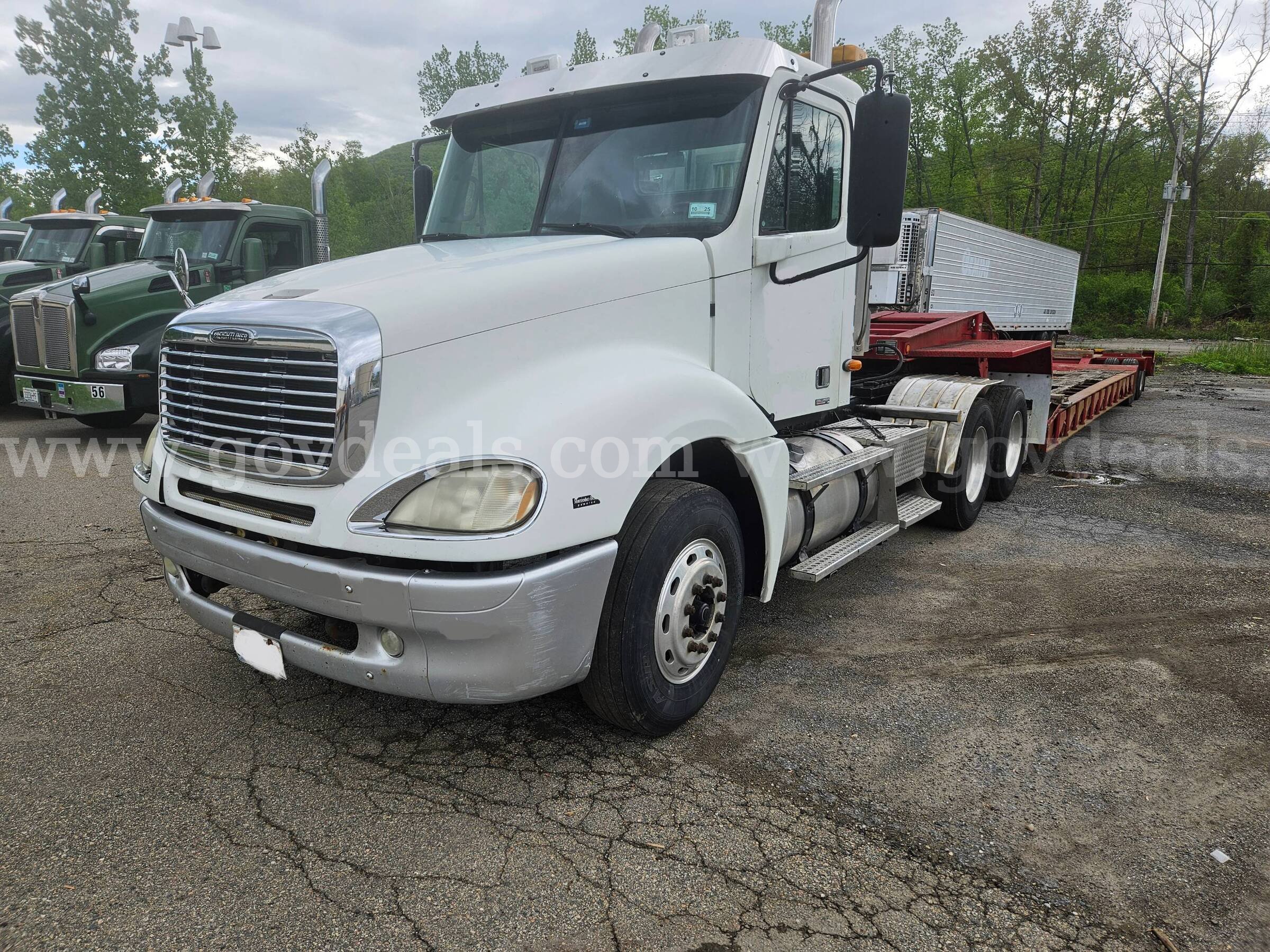 2003 Freightliner Columbia 120 Tandem Axle Day Cab Tractor Freightliner 120 Government Surplus Auction - Primary Photo