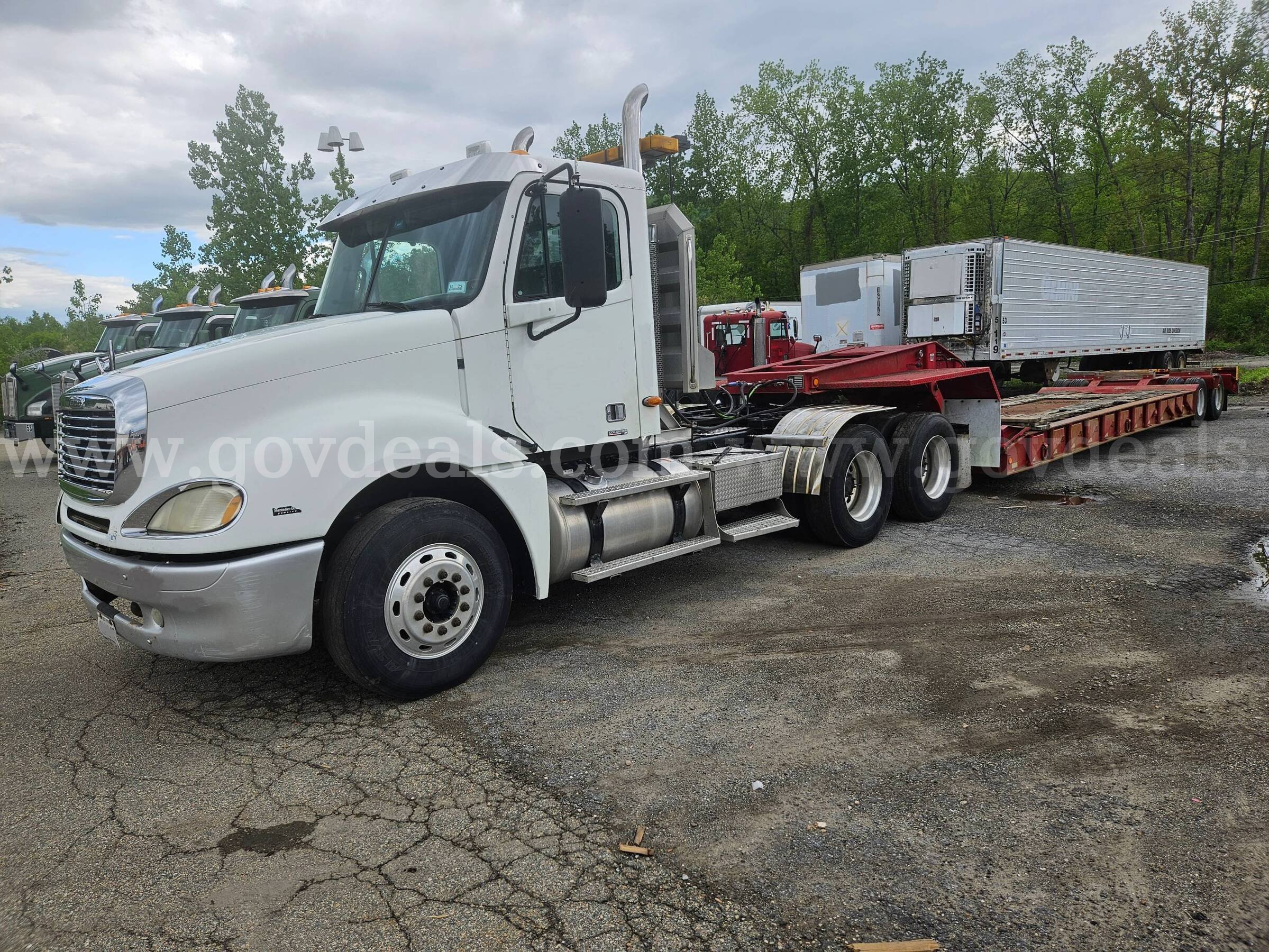2003 Freightliner Columbia 120 Tandem Axle Day Cab Tractor Freightliner 120 Government Surplus Auction - Photo #2