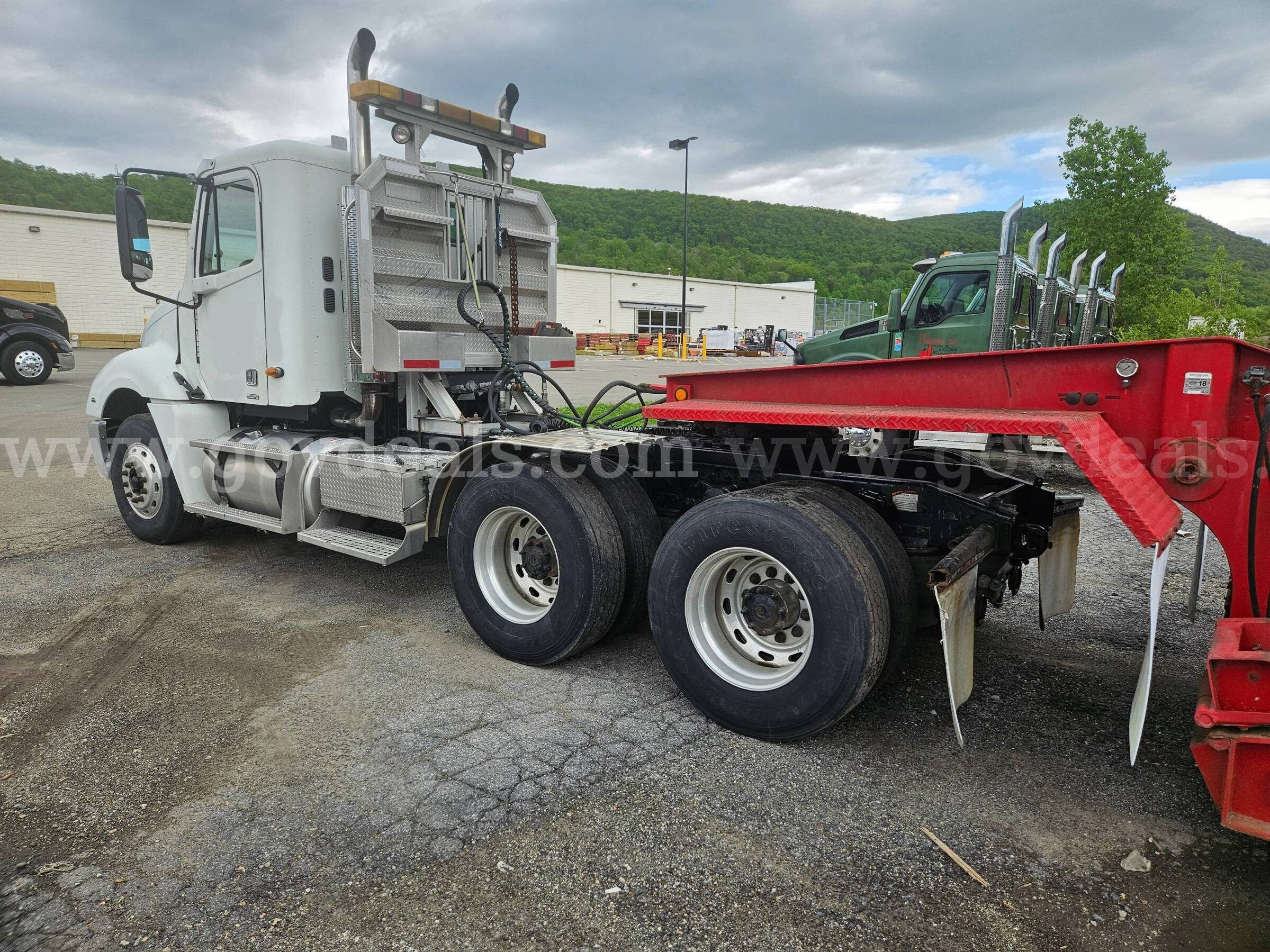 2003 Freightliner Columbia 120 Tandem Axle Day Cab Tractor Freightliner 120 Government Surplus Auction - Photo #3