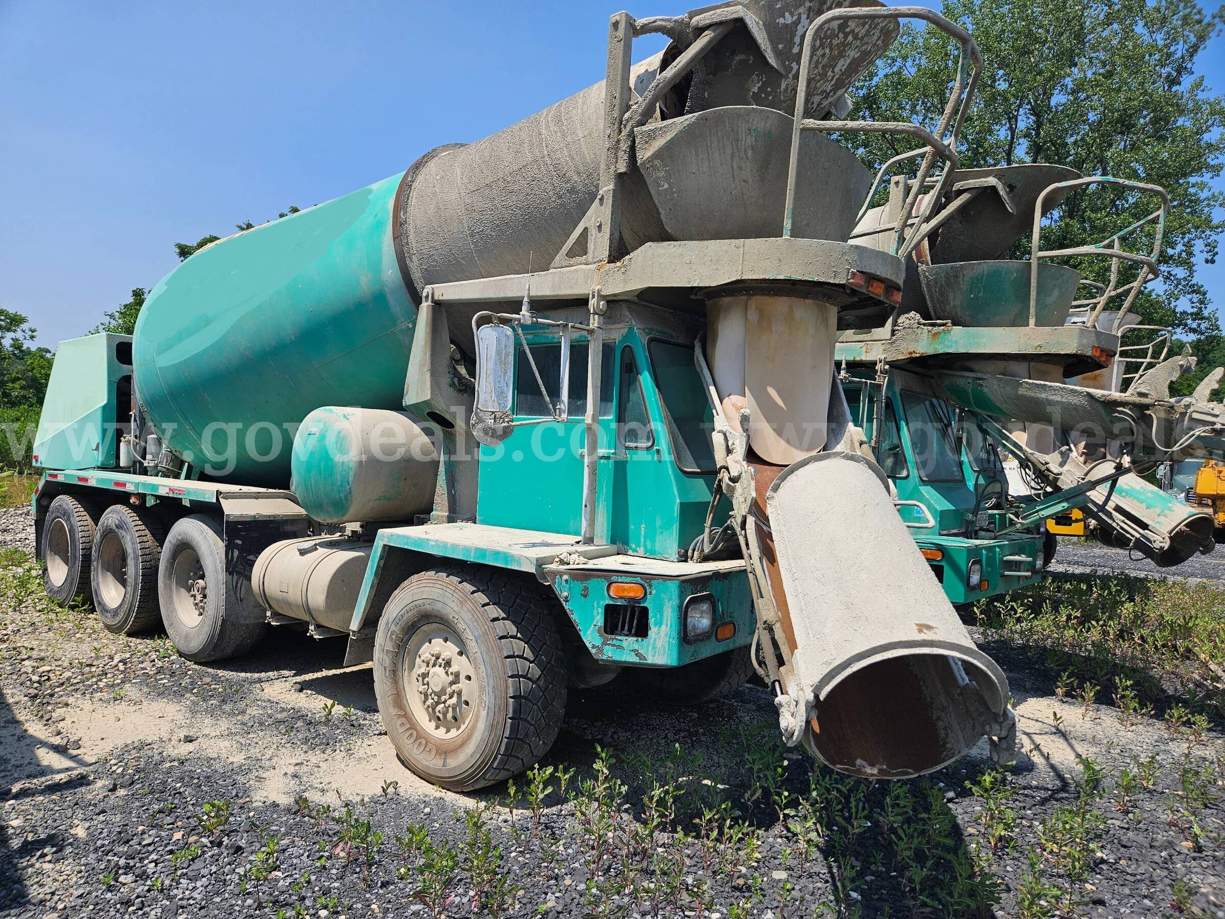 1999 Oshkosh S2346 6X6 Front Discharge Mixer Truck Oshkosh S2346 Government Surplus Auction - Photo #2