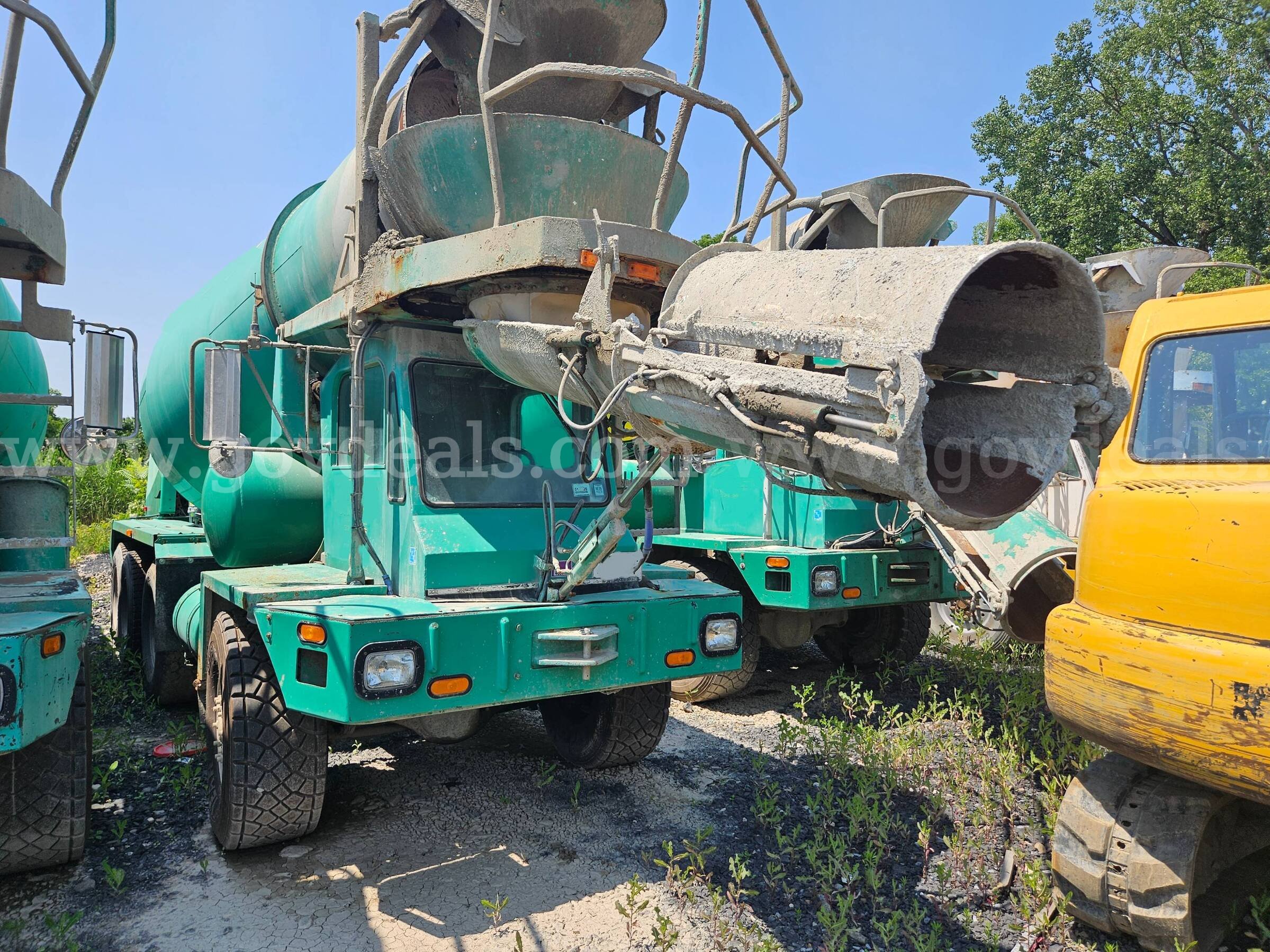 1999 Oshkosh S2346 6X6 Front Discharge Mixer Truck Oshkosh S2346 Government Surplus Auction - Photo #3