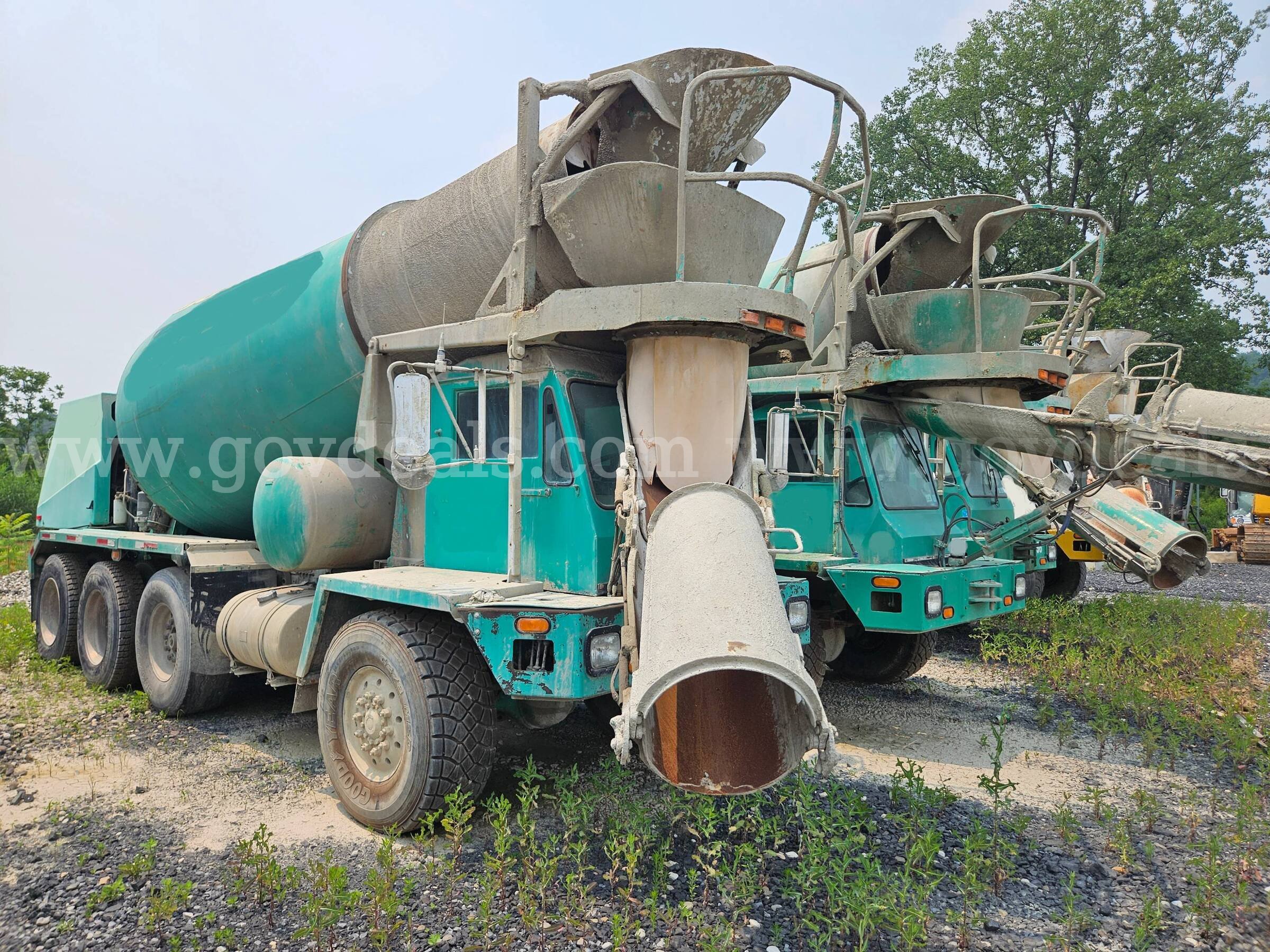 1999 Oshkosh S2346 6X6 Front Discharge Mixer Truck Oshkosh S2346 Government Surplus Auction - Photo #5