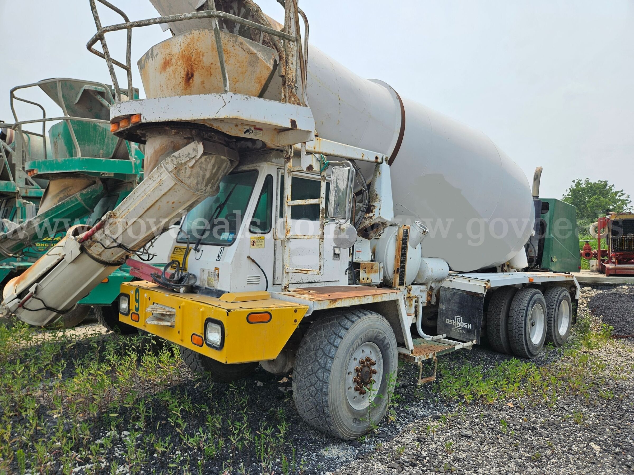1999 Oshkosh S2346 6X6 Front Discharge Mixer Truck Oshkosh S2346 Government Surplus Auction - Photo #6