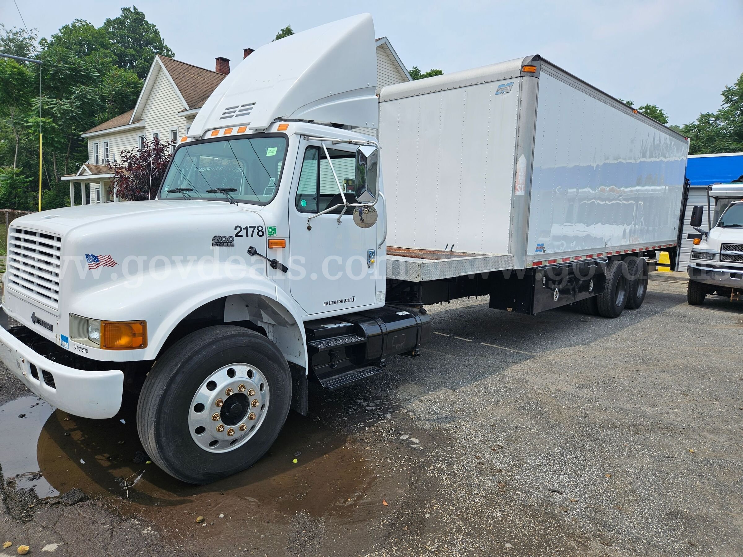 2001 International 4900 Tandem Axle 6FT Flatbed / 26FT Dry Van International 4900 Government Surplus Auction - Photo #2