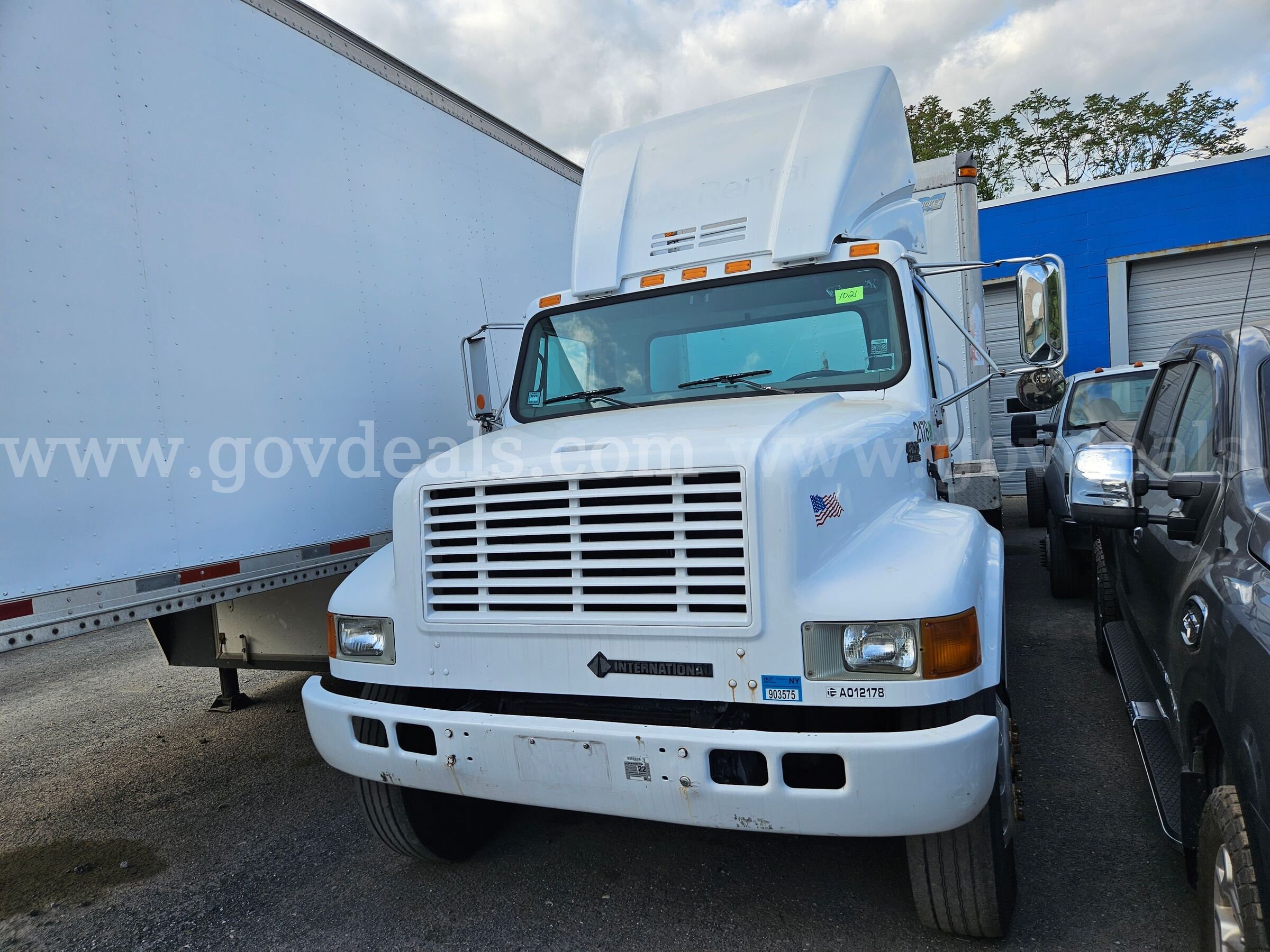2001 International 4900 Tandem Axle 6FT Flatbed / 26FT Dry Van International 4900 Government Surplus Auction - Photo #3