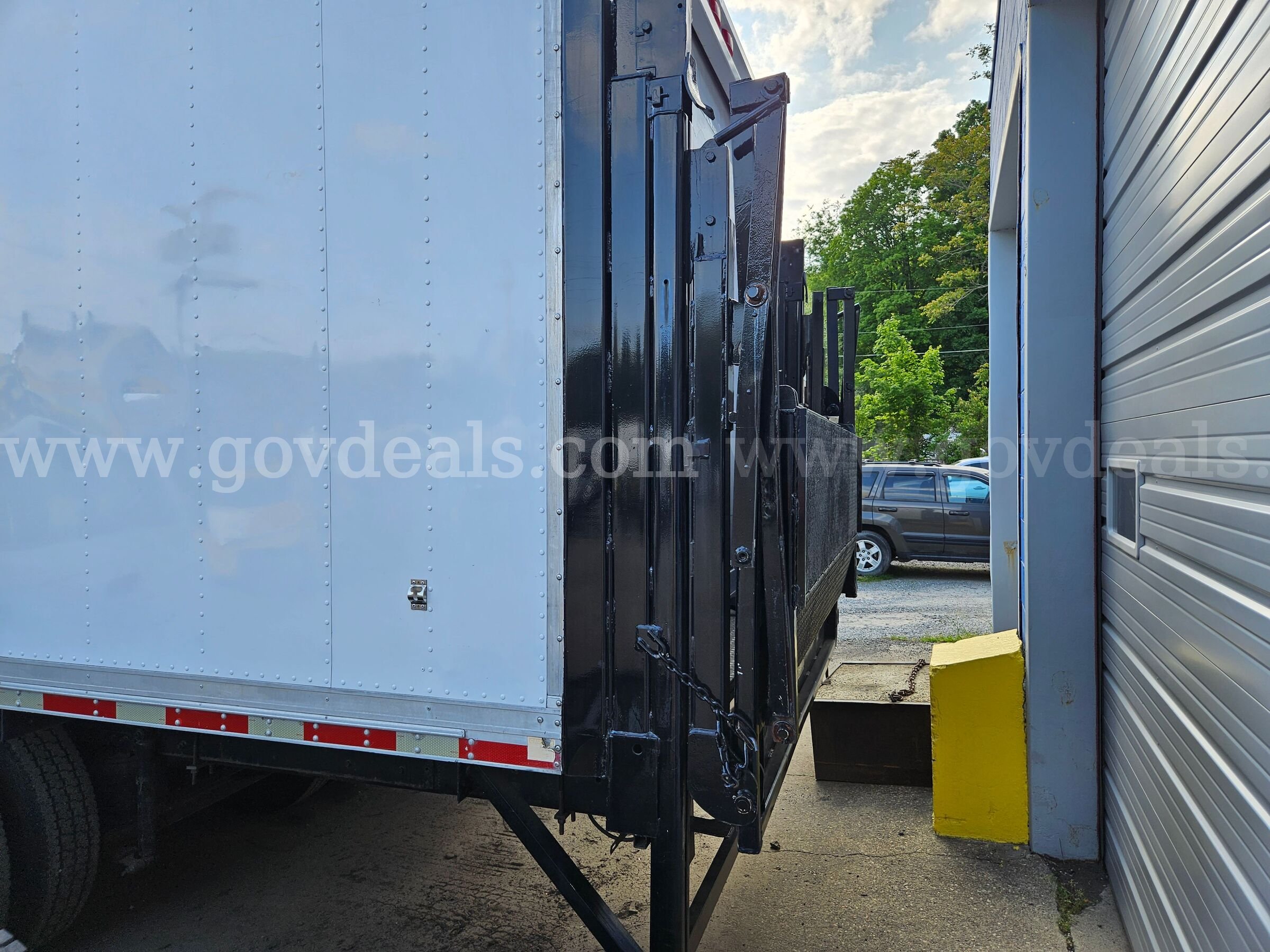 2001 International 4900 Tandem Axle 6FT Flatbed / 26FT Dry Van International 4900 Government Surplus Auction - Photo #4