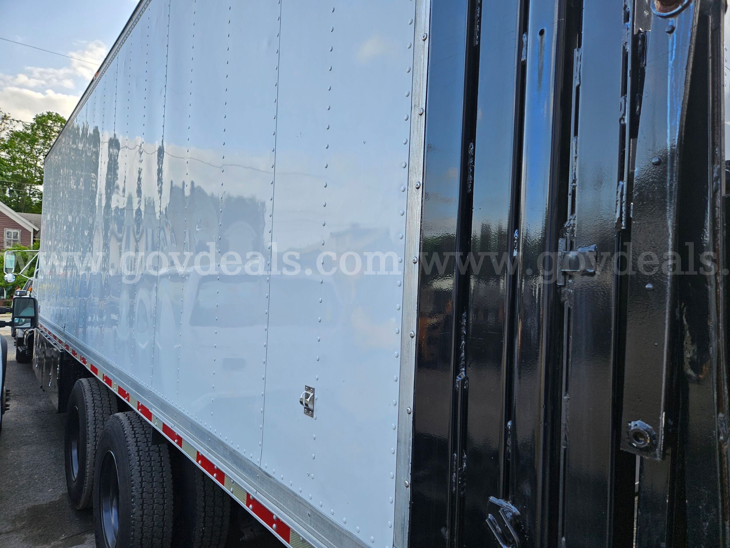 2001 International 4900 Tandem Axle 6FT Flatbed / 26FT Dry Van International 4900 Government Surplus Auction - Photo #5