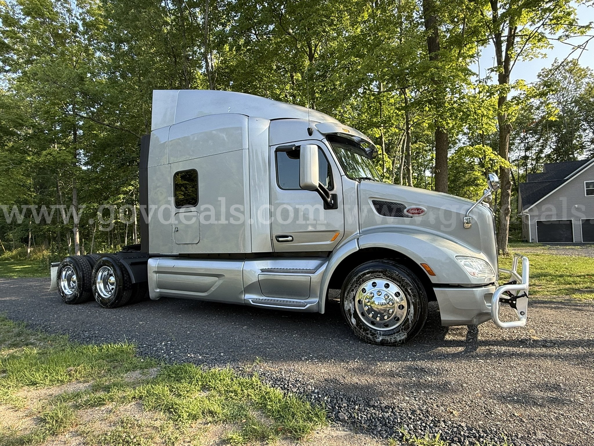 2019 Peterbilt 579 Raised Roof Double Bunk Sleeper Tractor Peterbilt 579 Government Surplus Auction - Primary Photo