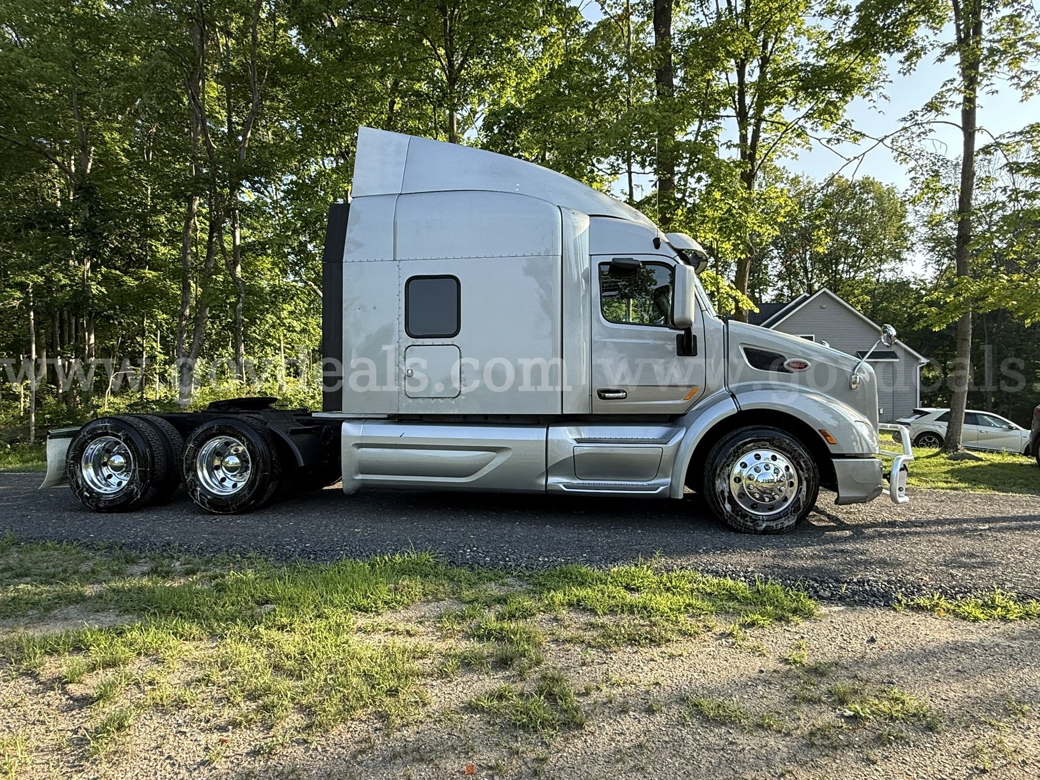 2019 Peterbilt 579 Raised Roof Double Bunk Sleeper Tractor Peterbilt 579 Government Surplus Auction - Photo #2