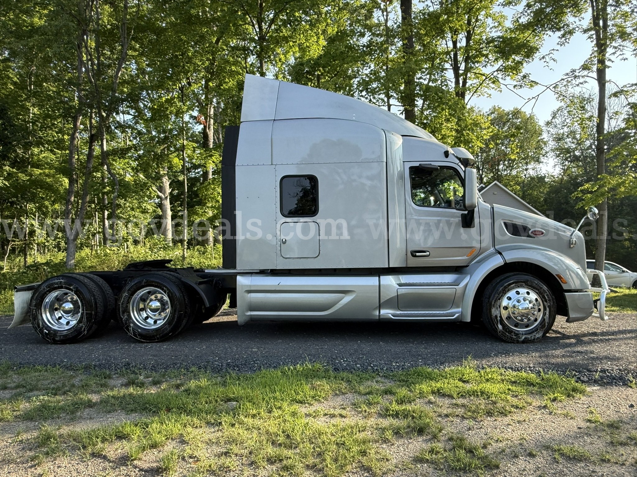2019 Peterbilt 579 Raised Roof Double Bunk Sleeper Tractor Peterbilt 579 Government Surplus Auction - Photo #3