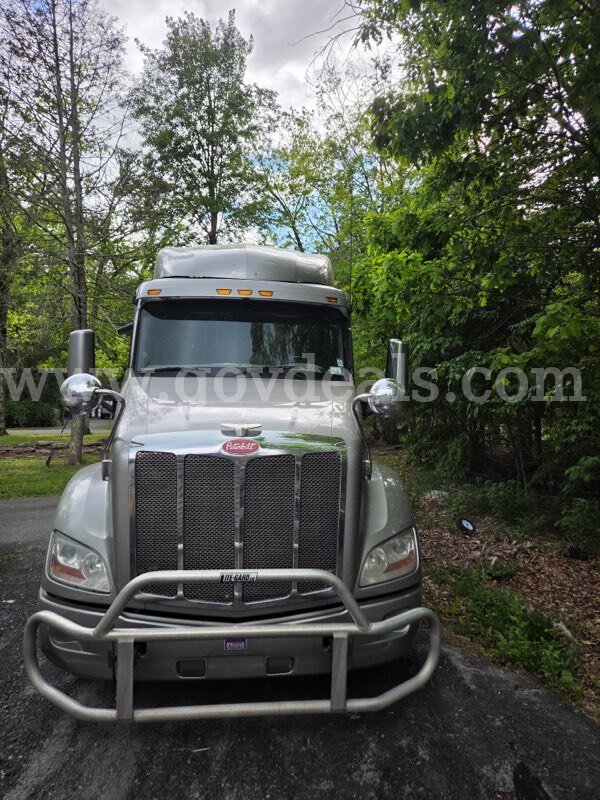 2019 Peterbilt 579 Raised Roof Double Bunk Sleeper Tractor Peterbilt 579 Government Surplus Auction - Photo #4