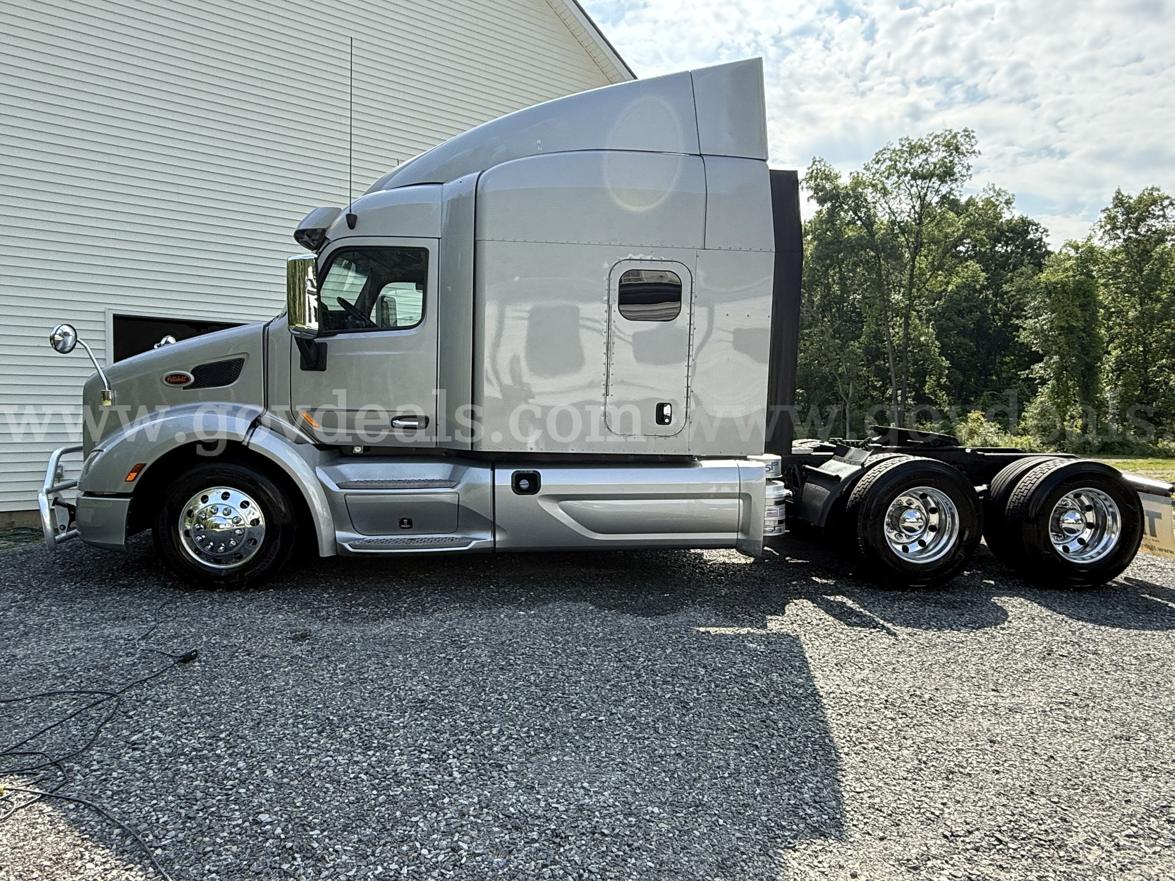 2019 Peterbilt 579 Raised Roof Double Bunk Sleeper Tractor Peterbilt 579 Government Surplus Auction - Photo #6