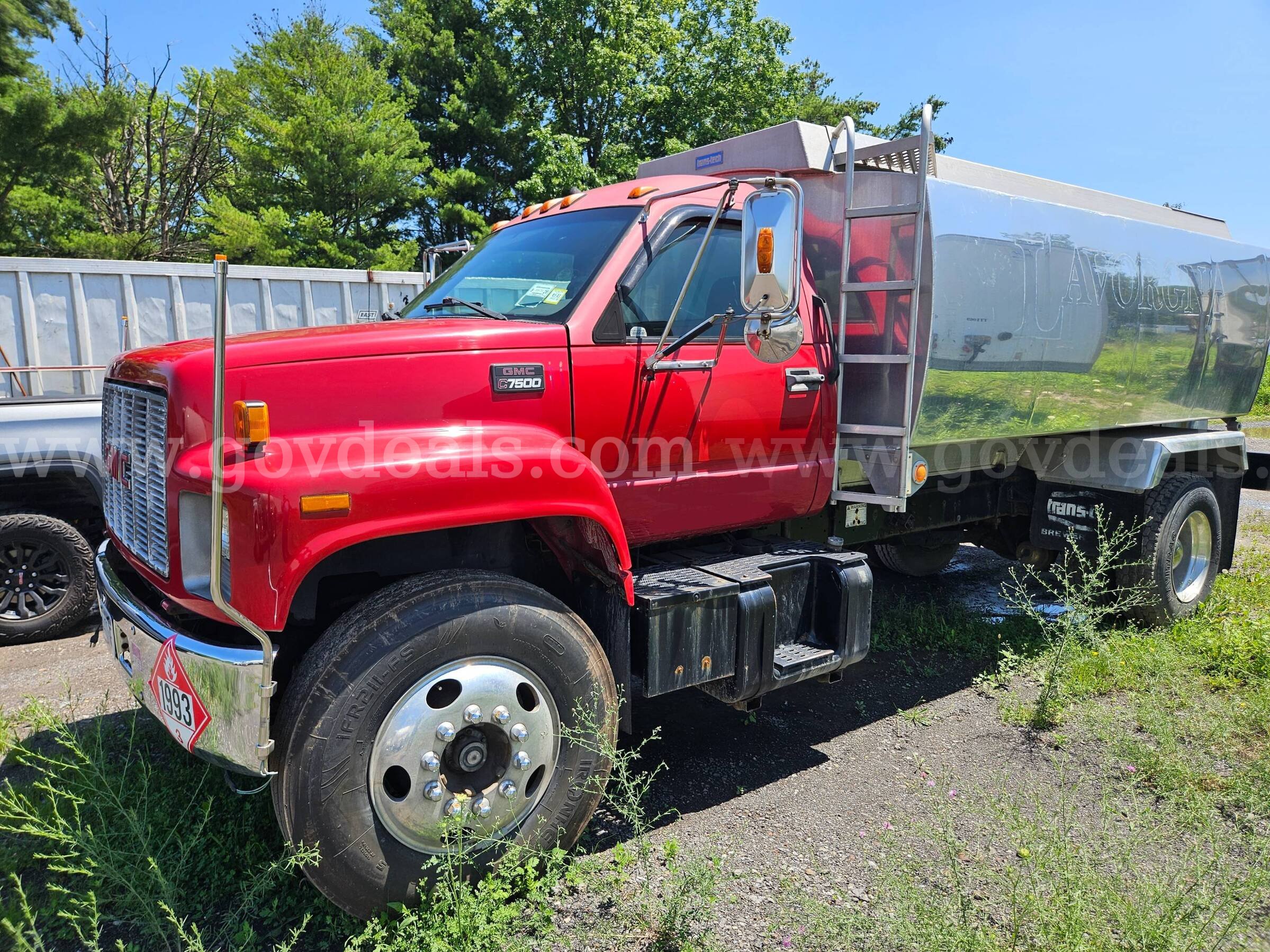 2000 GMC C7500 2800 Gallon Heating Oil Truck GMC C7500 Government Surplus Auction - Photo #2
