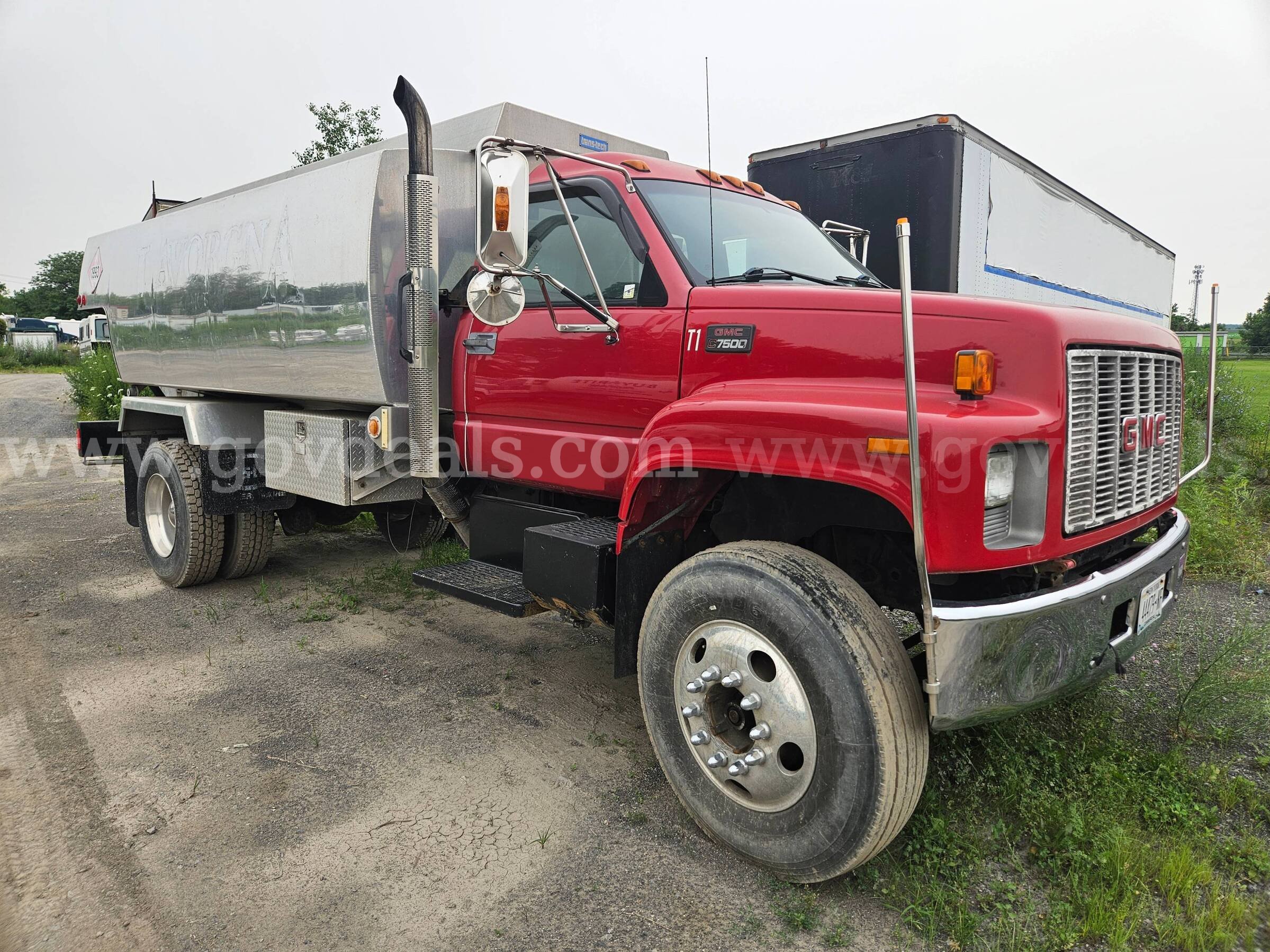 2000 GMC C7500 2800 Gallon Heating Oil Truck GMC C7500 Government Surplus Auction - Photo #3