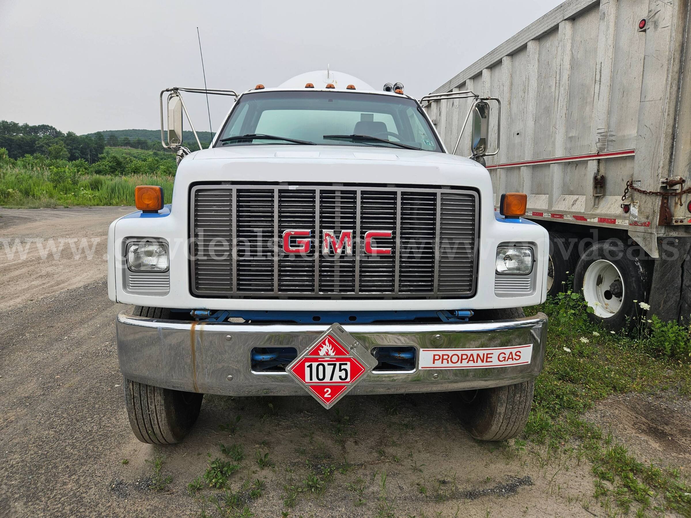 2001 GMC C7500 Propane Bobtail Truck GMC C7500 Government Surplus Auction - Photo #2