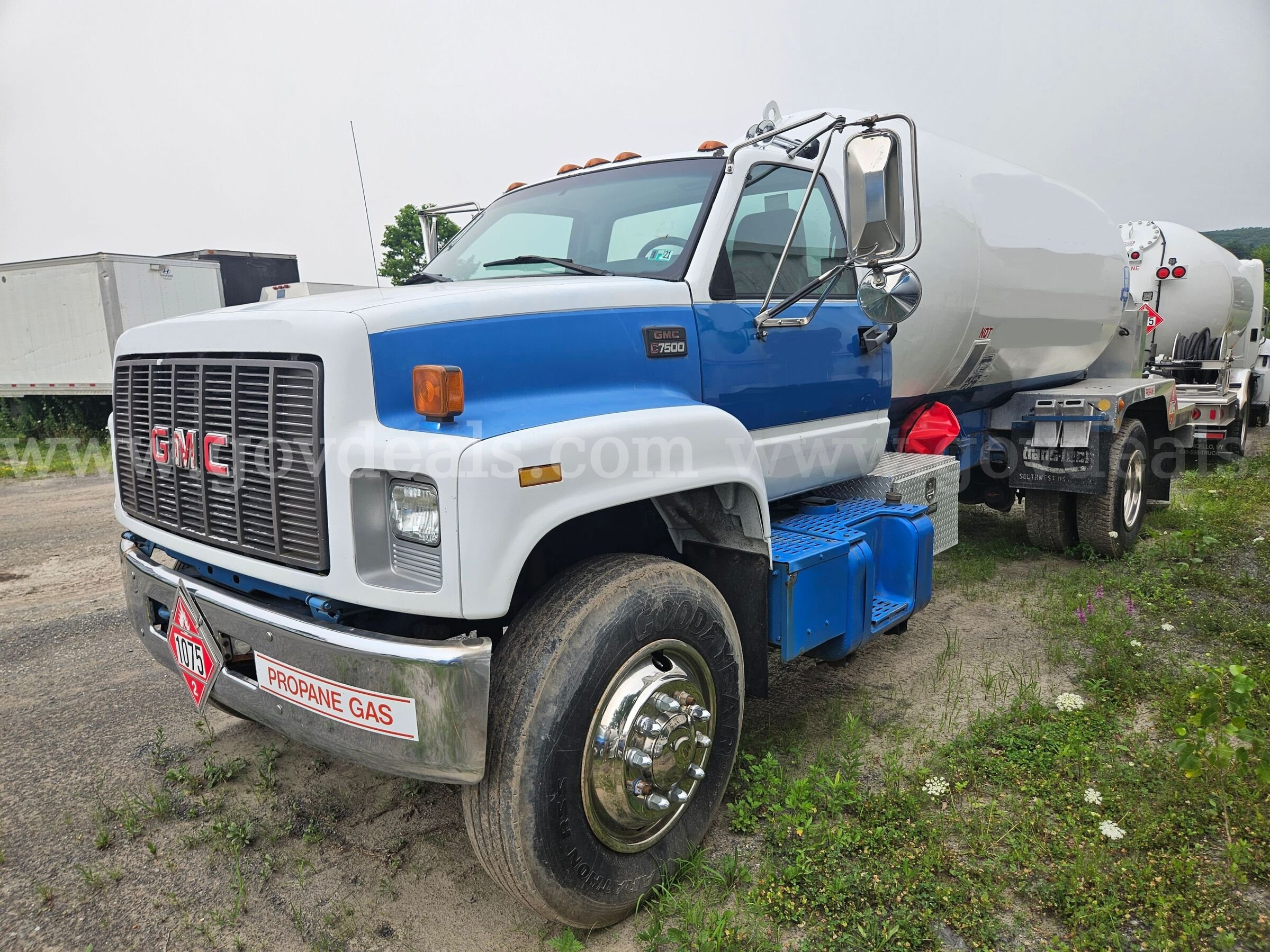 2001 GMC C7500 Propane Bobtail Truck GMC C7500 Government Surplus Auction - Photo #3