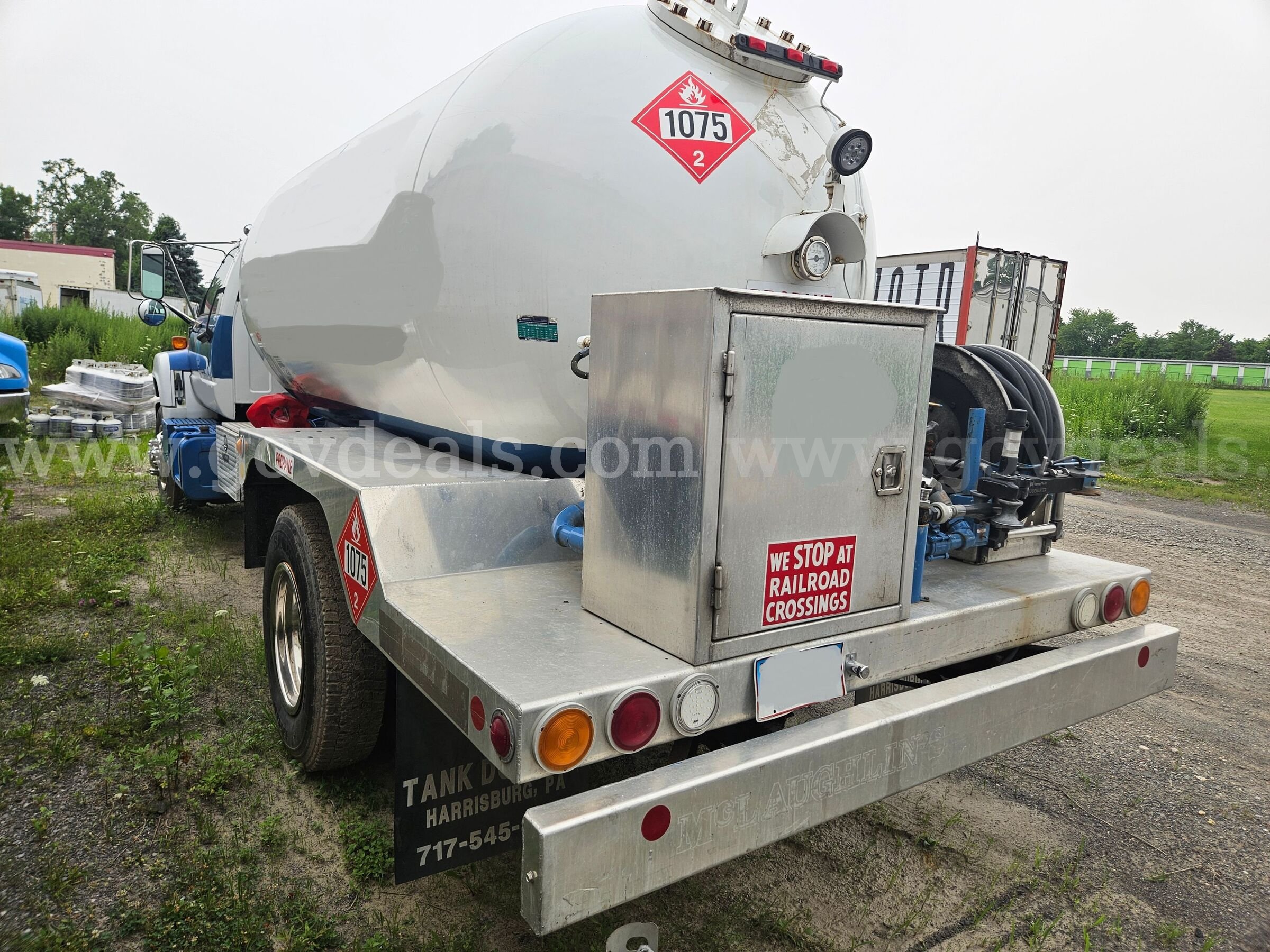 2001 GMC C7500 Propane Bobtail Truck GMC C7500 Government Surplus Auction - Photo #4
