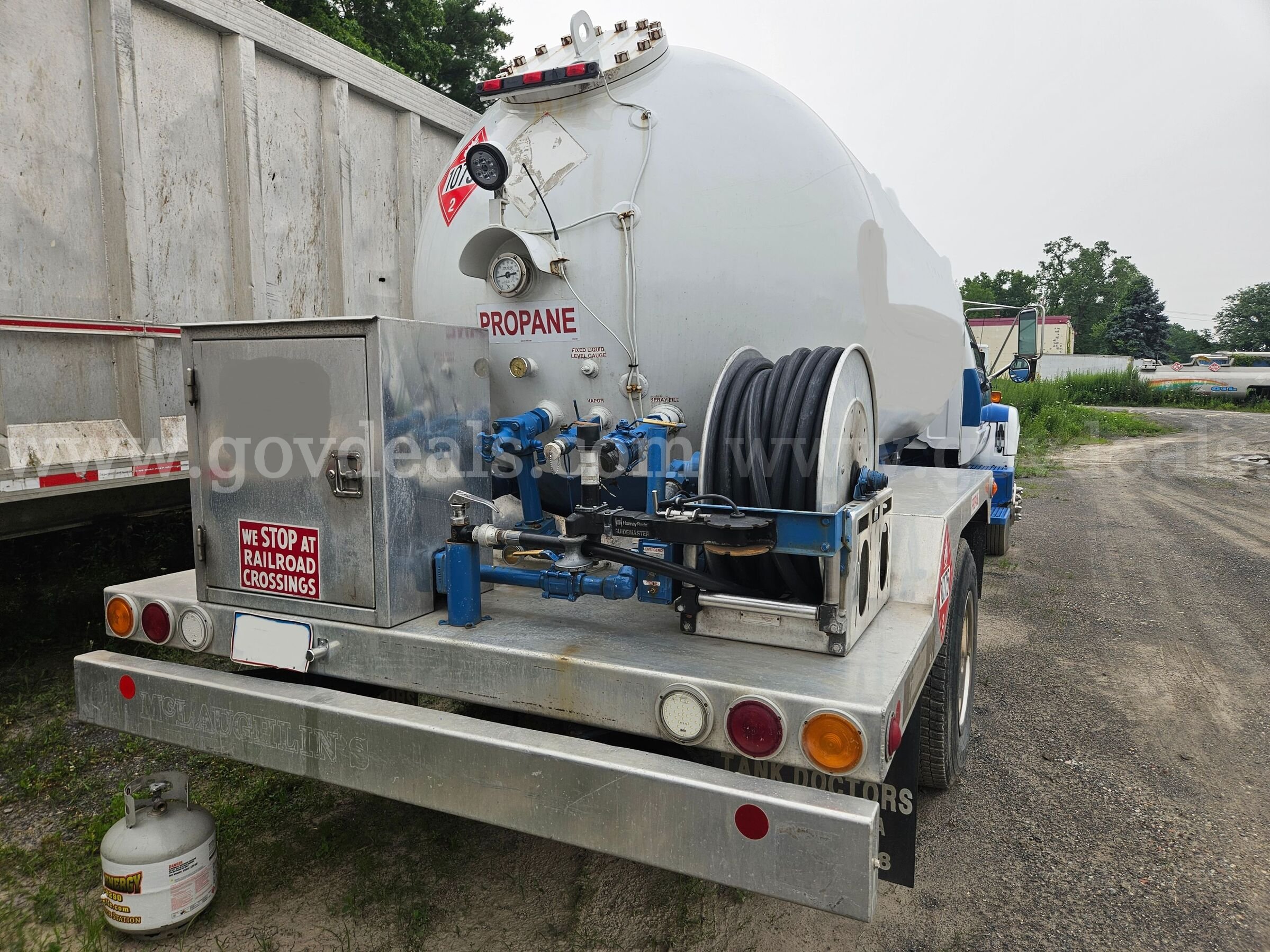 2001 GMC C7500 Propane Bobtail Truck GMC C7500 Government Surplus Auction - Photo #5