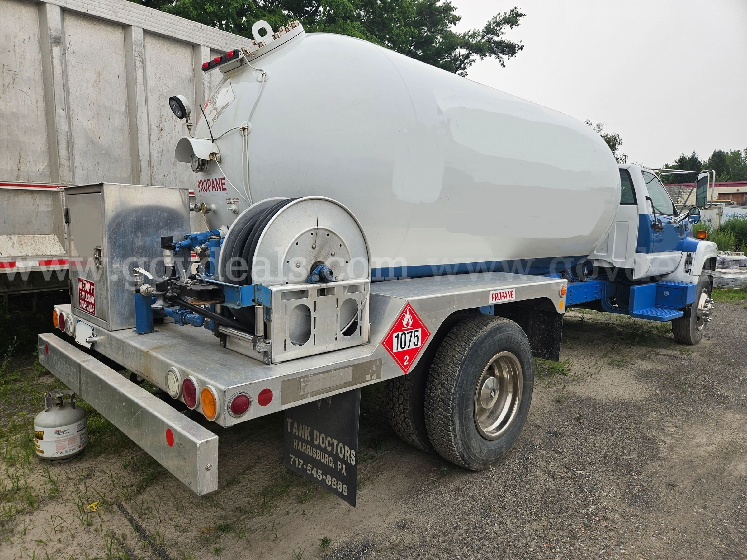 2001 GMC C7500 Propane Bobtail Truck GMC C7500 Government Surplus Auction - Photo #6
