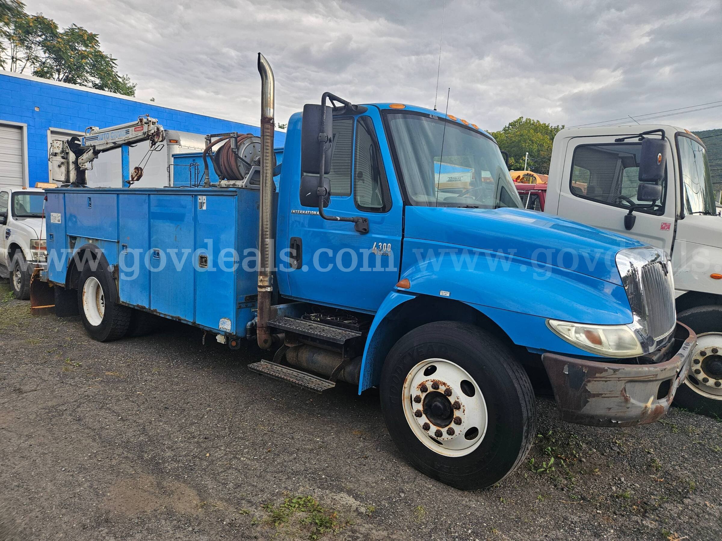 2004 International 4300 Service Truck With Crane International 4300 Government Surplus Auction - Primary Photo