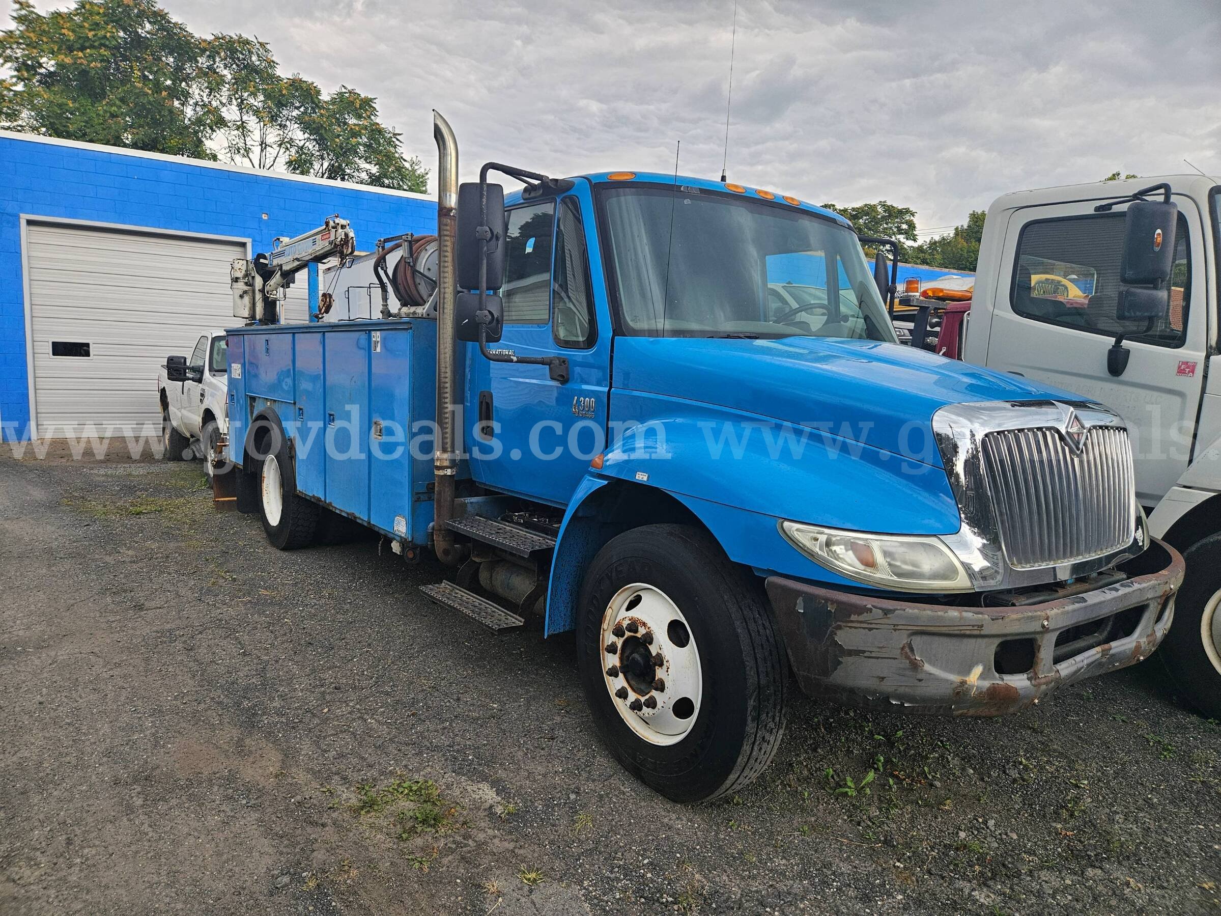 2004 International 4300 Service Truck With Crane International 4300 Government Surplus Auction - Photo #2