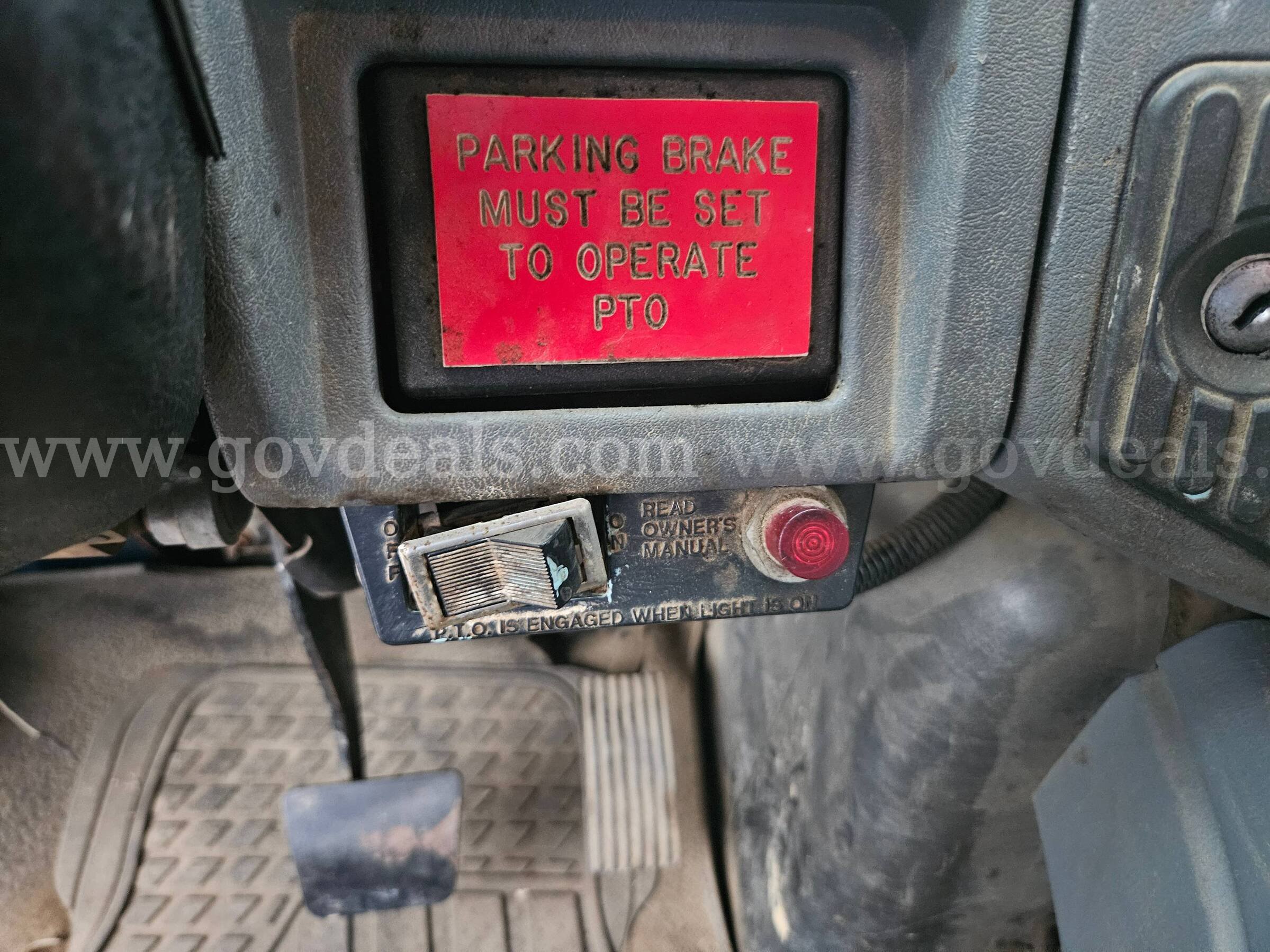 2004 International 4300 Service Truck With Crane International 4300 Government Surplus Auction - Photo #5