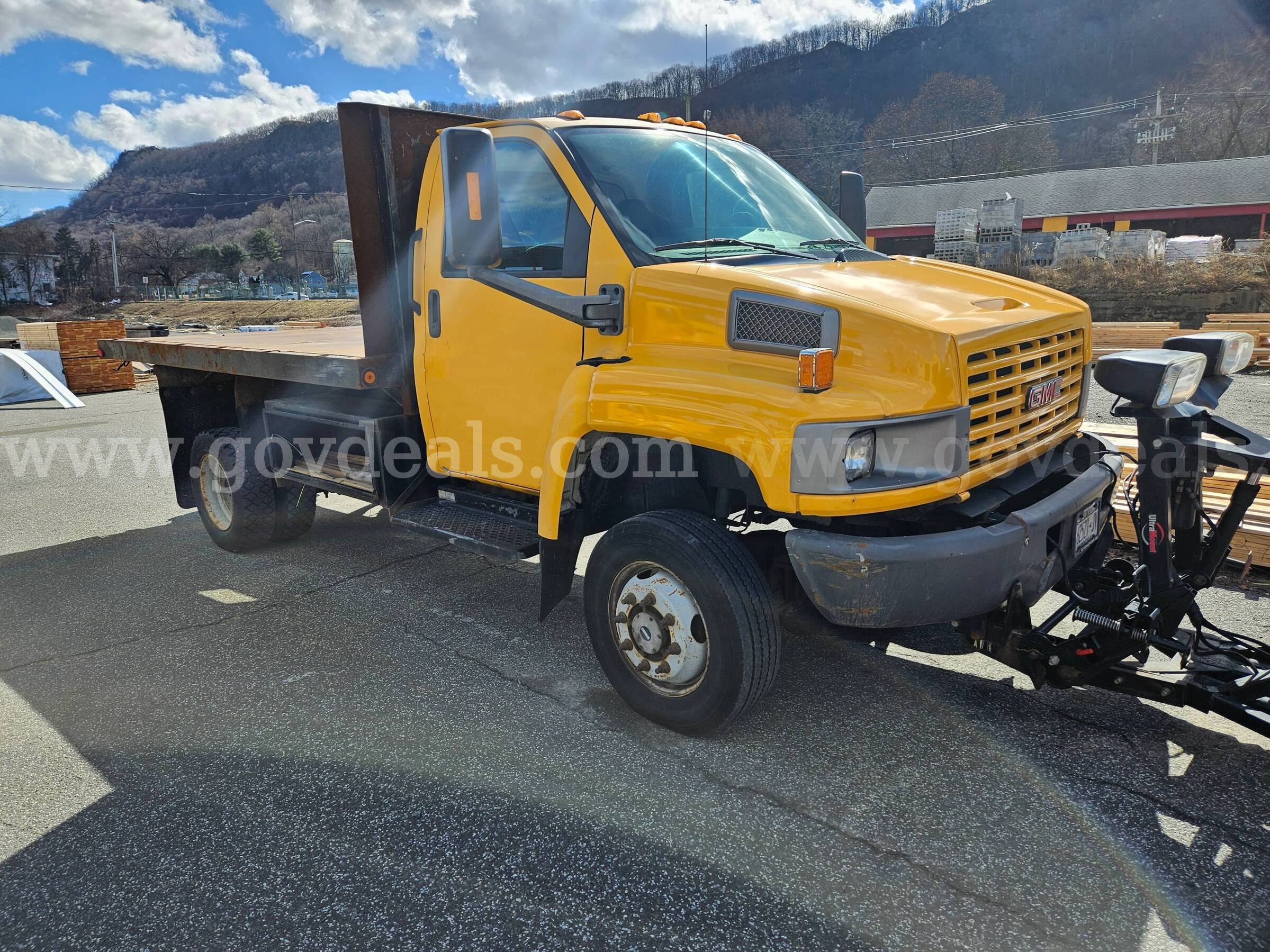 2005 GMC C4500 4X4 12FT Flatbed Dump With V Plow GMC C4500 Government Surplus Auction - Photo #3