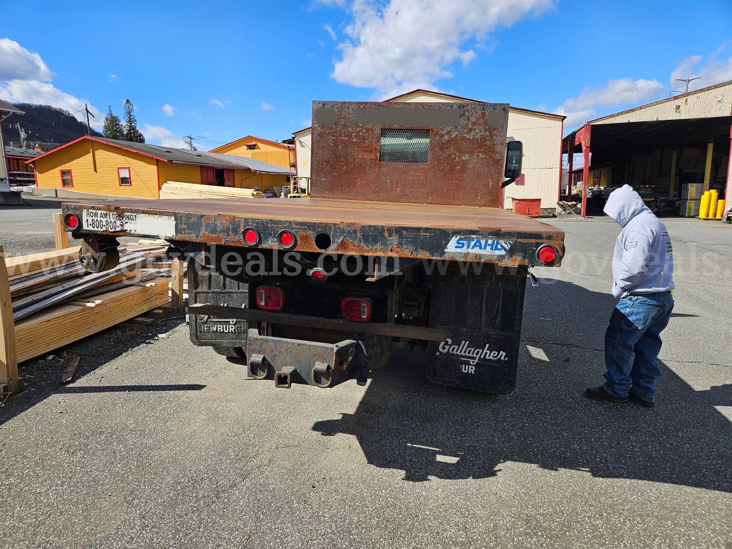 2005 GMC C4500 4X4 12FT Flatbed Dump With V Plow GMC C4500 Government Surplus Auction - Photo #4