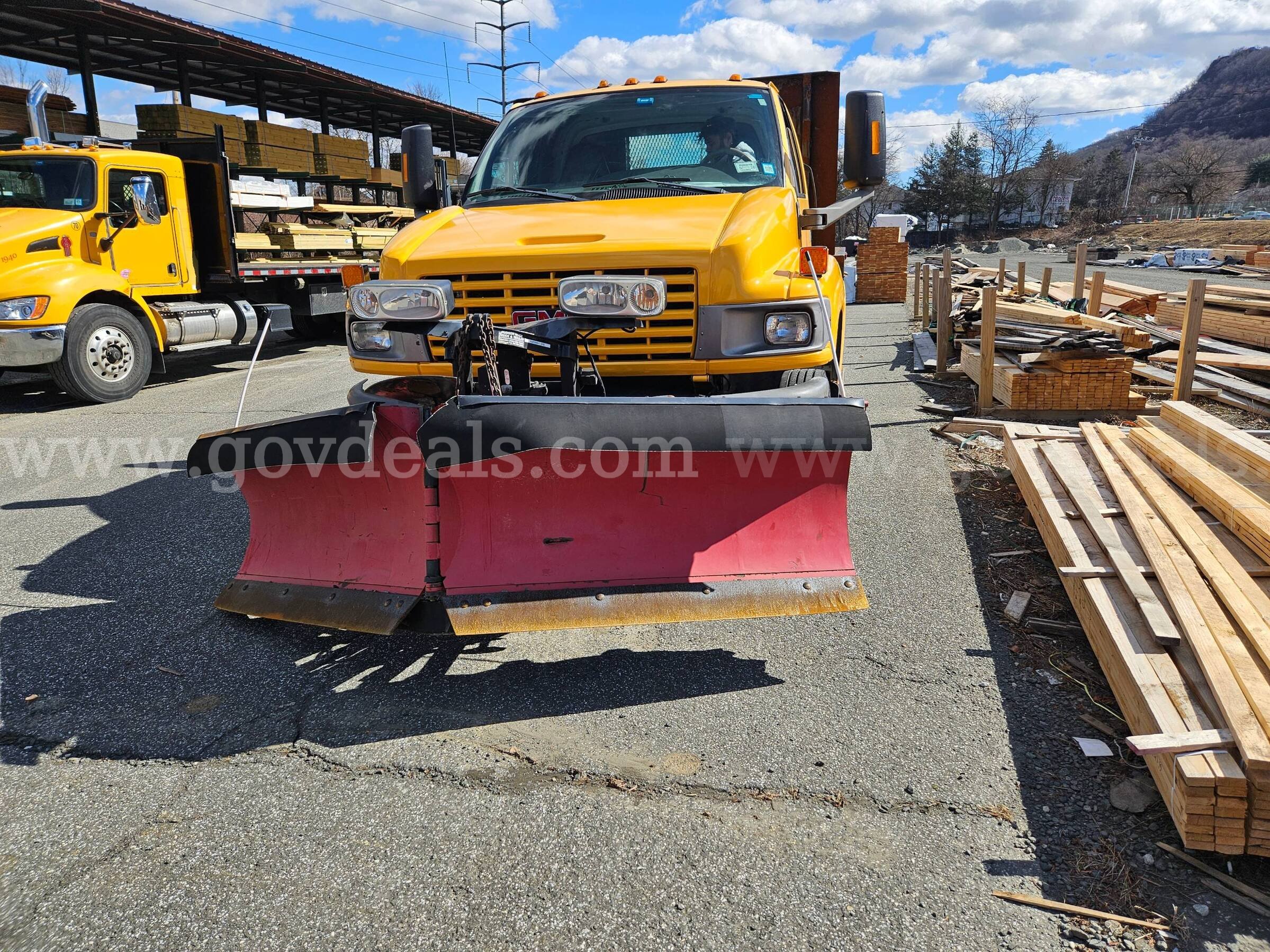 2005 GMC C4500 4X4 12FT Flatbed Dump With V Plow GMC C4500 Government Surplus Auction - Photo #5