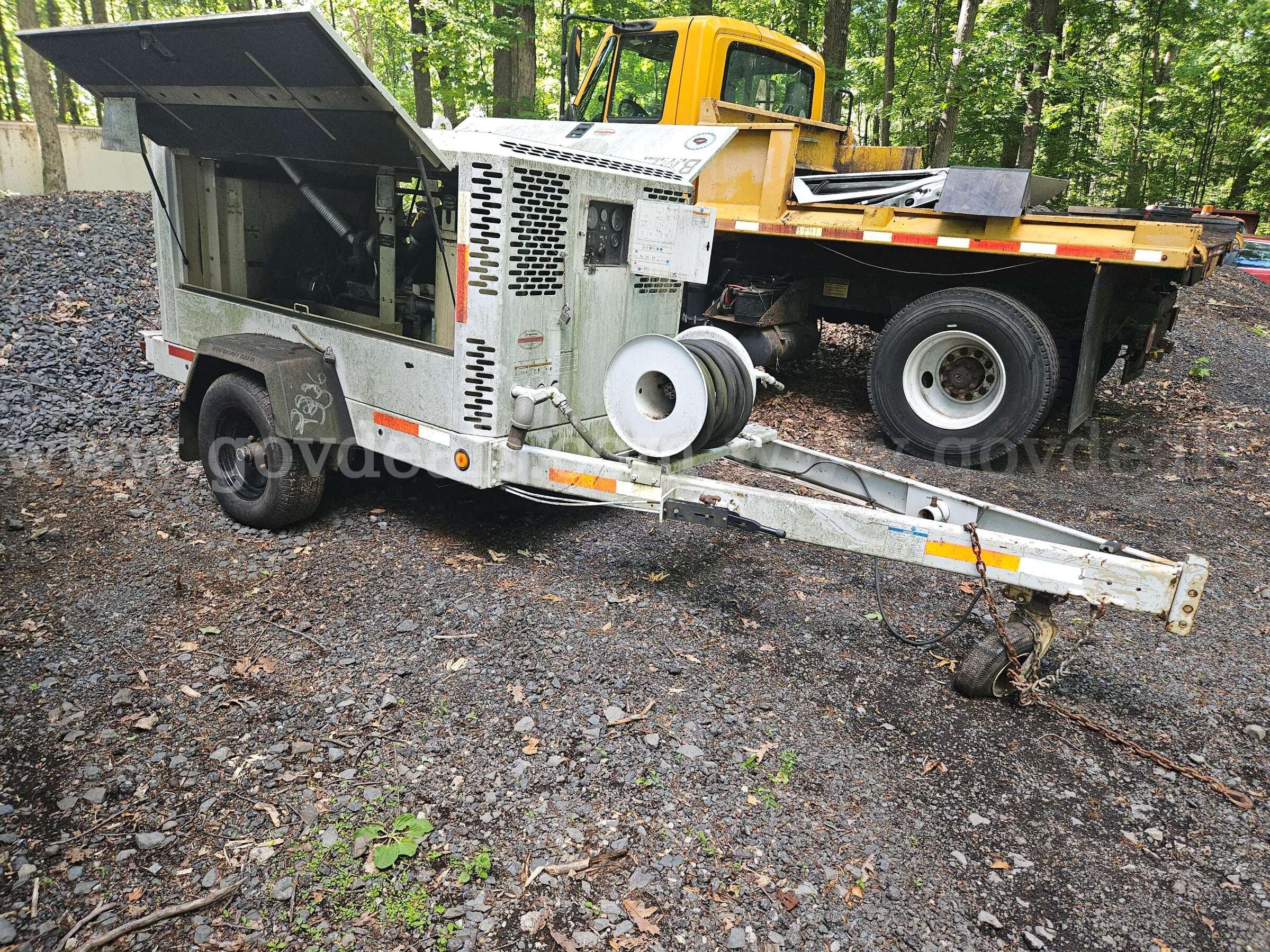 Ingersoll Rand XP375 Tow Behind Air Compressor Ingersoll Rand XP375 Government Surplus Auction - Photo #2