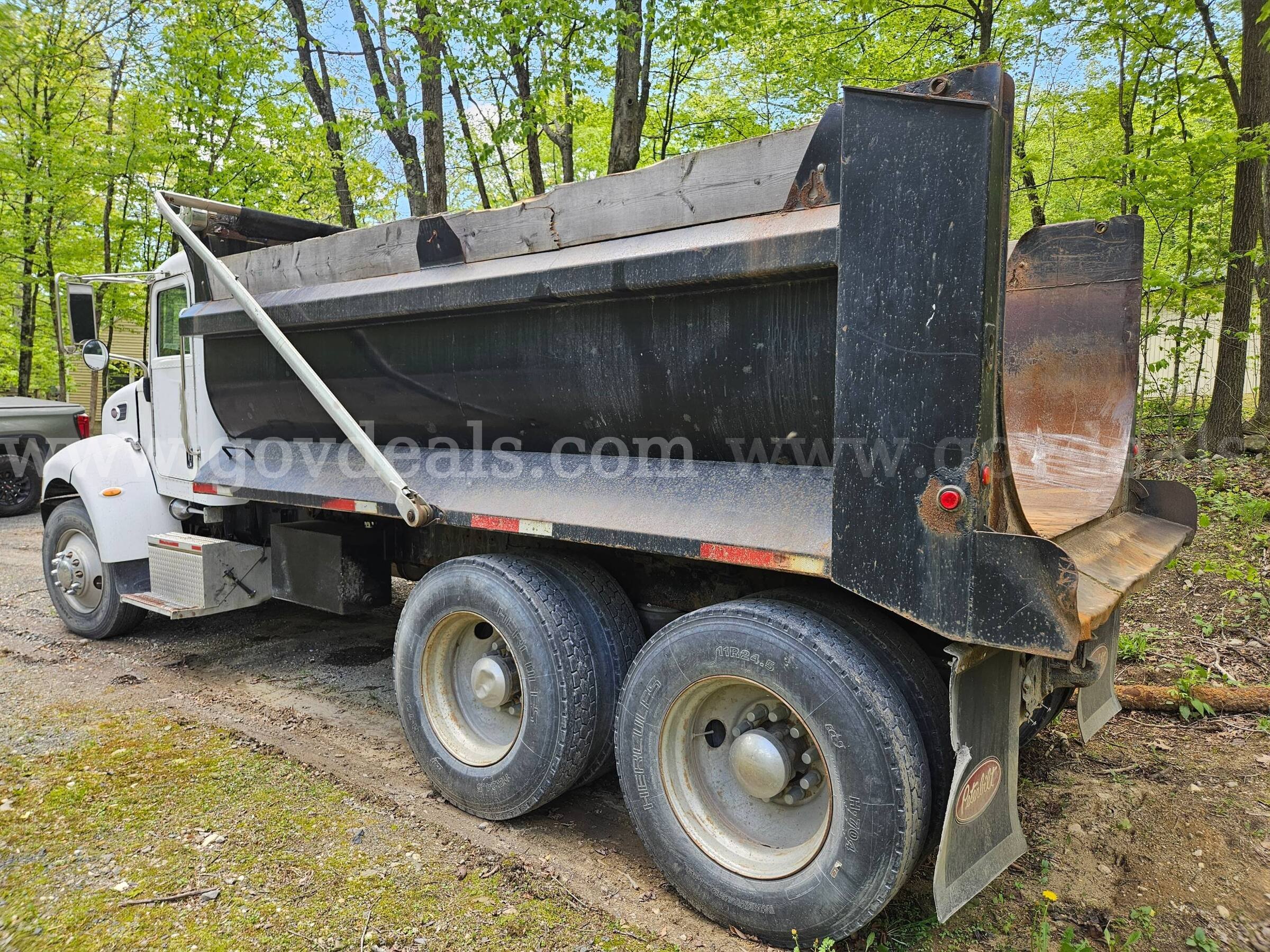 2005 Peterbilt 335 Tandem Axle Dump Truck Peterbilt 335 Government Surplus Auction - Photo #3