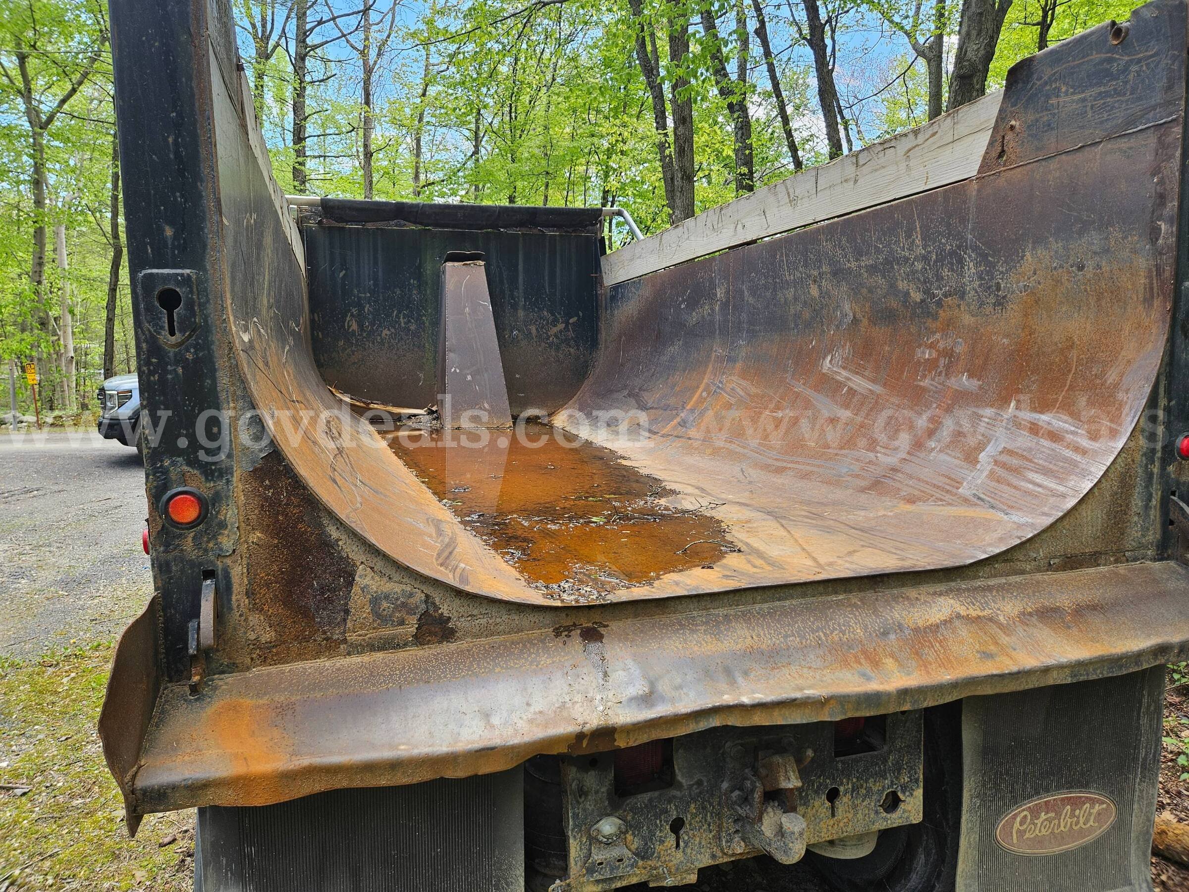 2005 Peterbilt 335 Tandem Axle Dump Truck Peterbilt 335 Government Surplus Auction - Photo #4