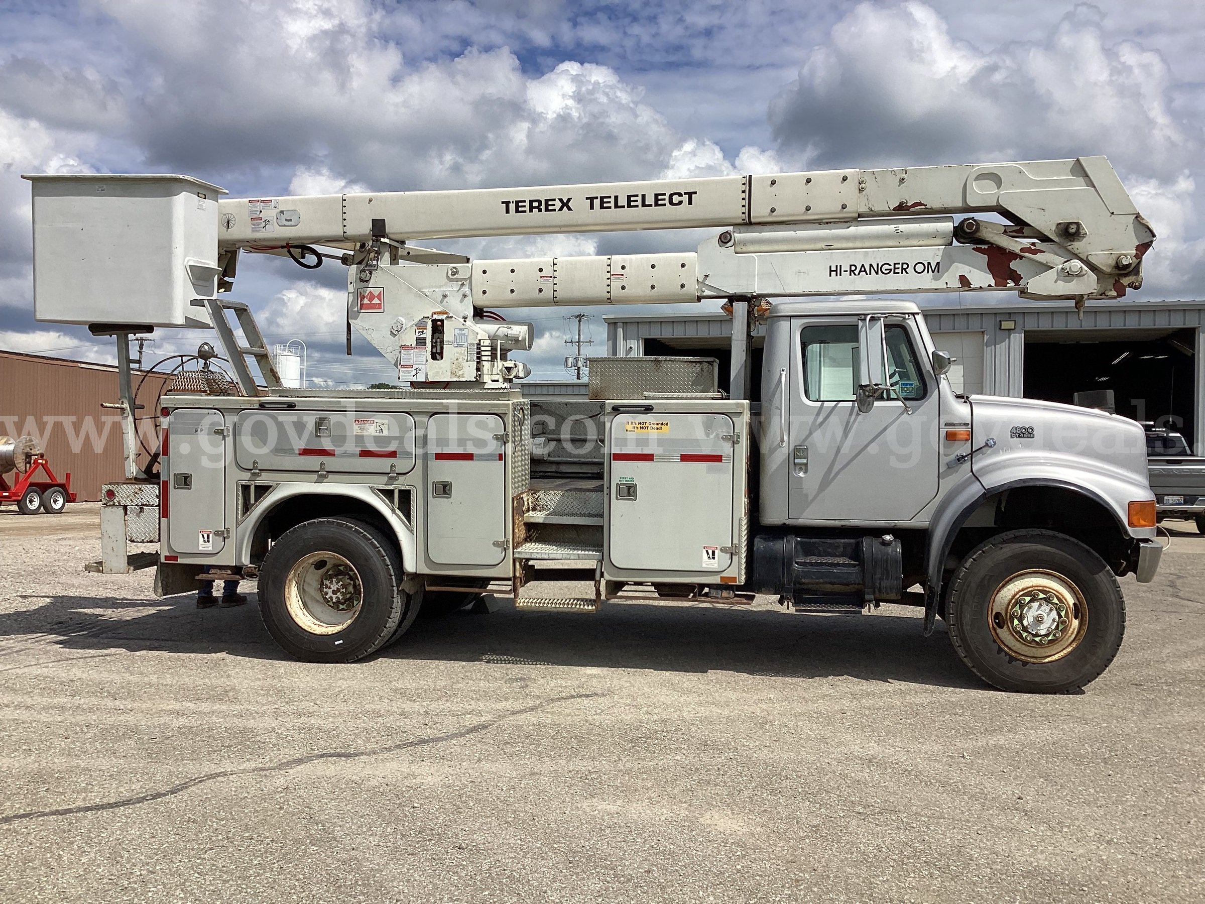 1998 International 4800 International 4800 Government Surplus Auction - Photo #3