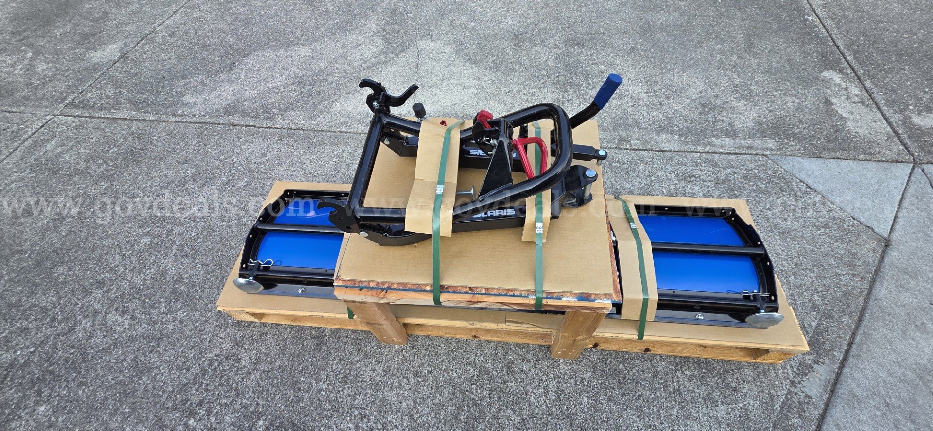 LOW RESERVE! BRAND NEW Polaris Glacier Pro UTV 66" Snowplow System w/Mount Frame & Hardware Polaris Glacier Pro Government Surplus Auction - Photo #5