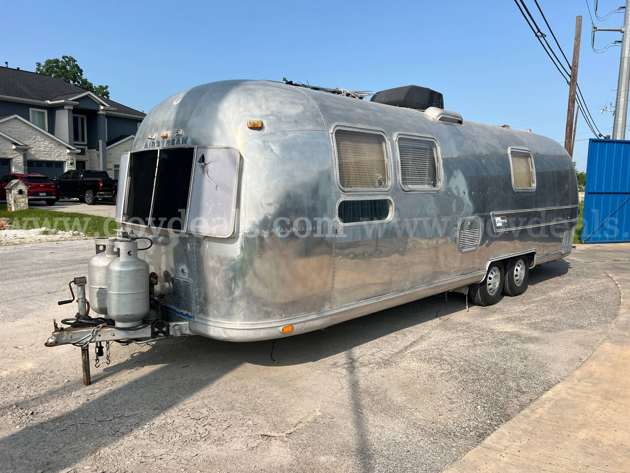 1976 Airstream Land Yacht Travel Trailer Airstream Land Yacht Government Surplus Auction - Primary Photo