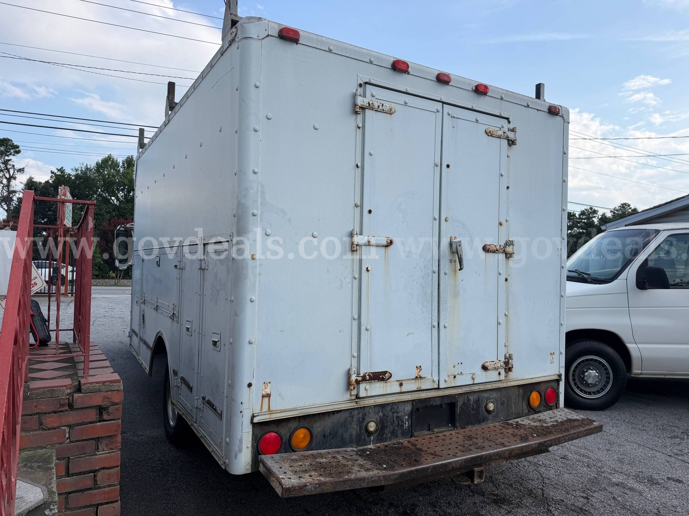 1999 GMC Savana 3500 Box Truck GMC Savana Government Surplus Auction - Photo #2