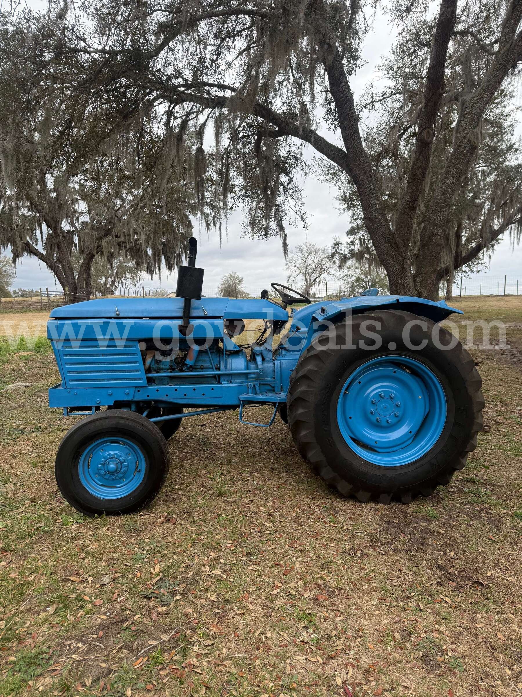 Farm tractor   Government Surplus Auction - Photo #2