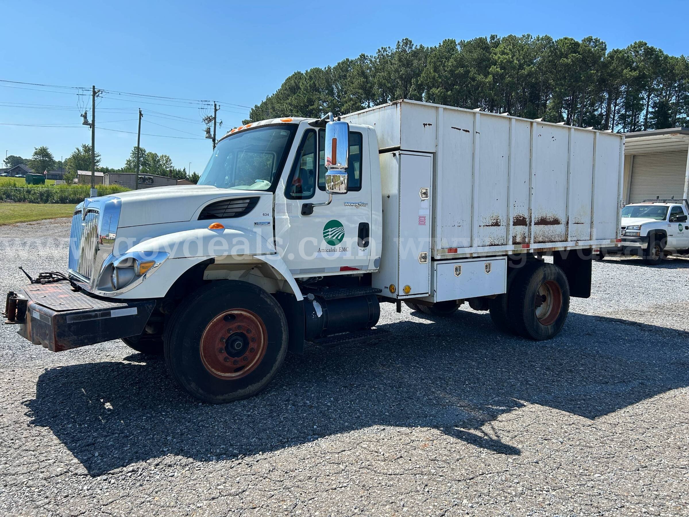 2008 International 7400 chip dump truck
